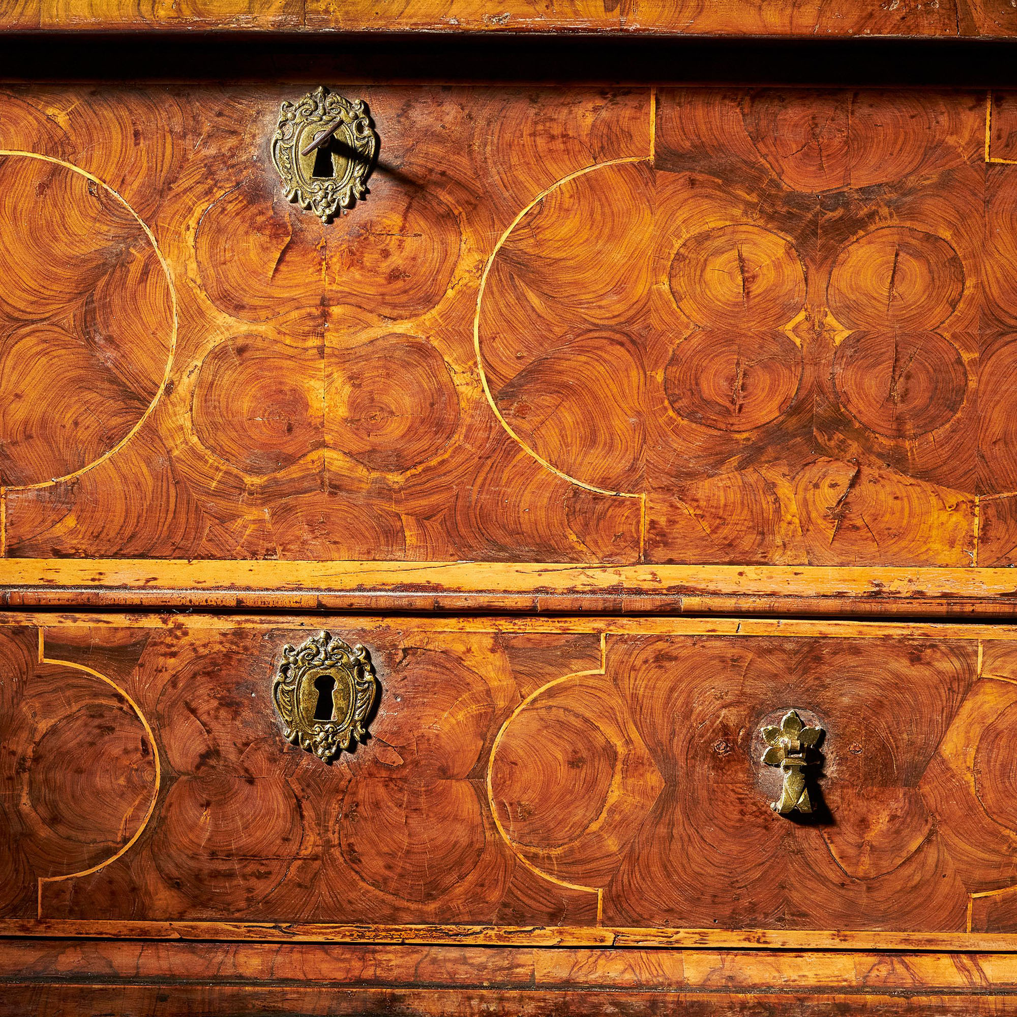 A fine and extremely rare 17th century William and Mary baroque olive oyster chest on stand or 'table box', circa 1675-1690. 6