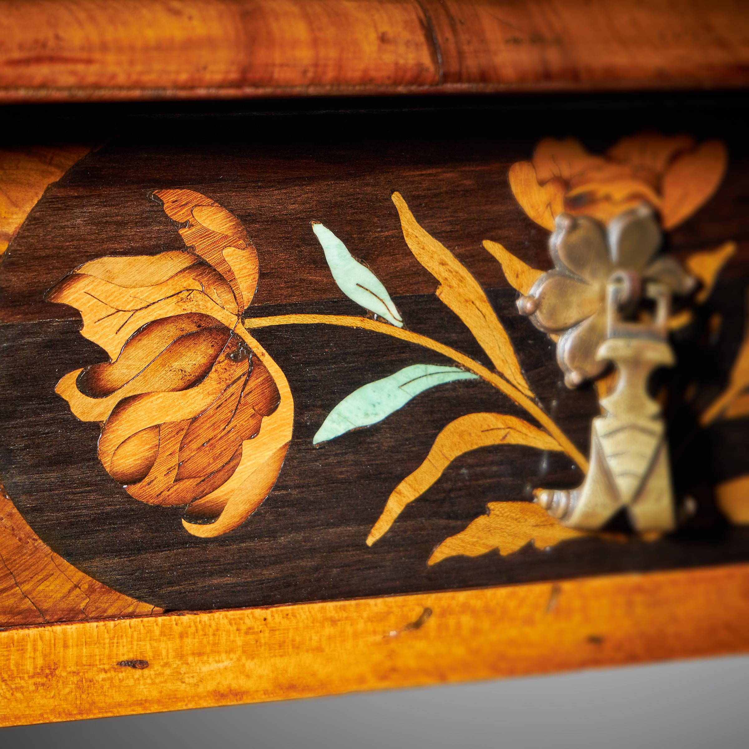 17th Century Charles II Olive Oyster Floral Marquetry Table, Circa 1680-1690 5