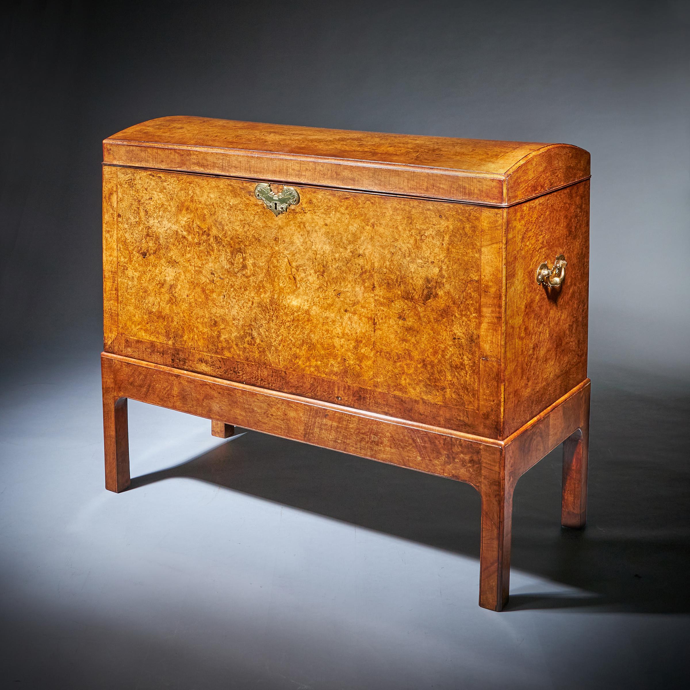 The Mountbatten Early 18th Century George I Burl Walnut Chamber Chest 15