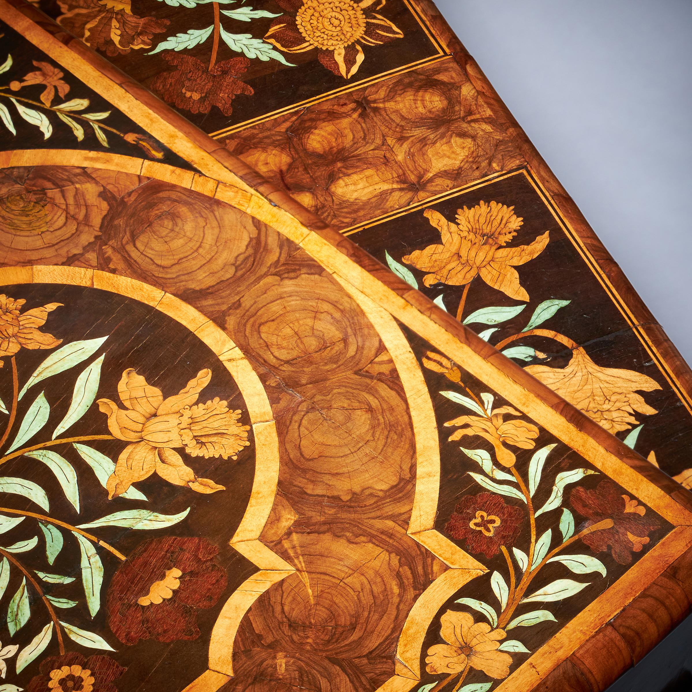 A fine and rare 17th century William and Mary olive oyster marquetry lace box circa 1670-1690-10