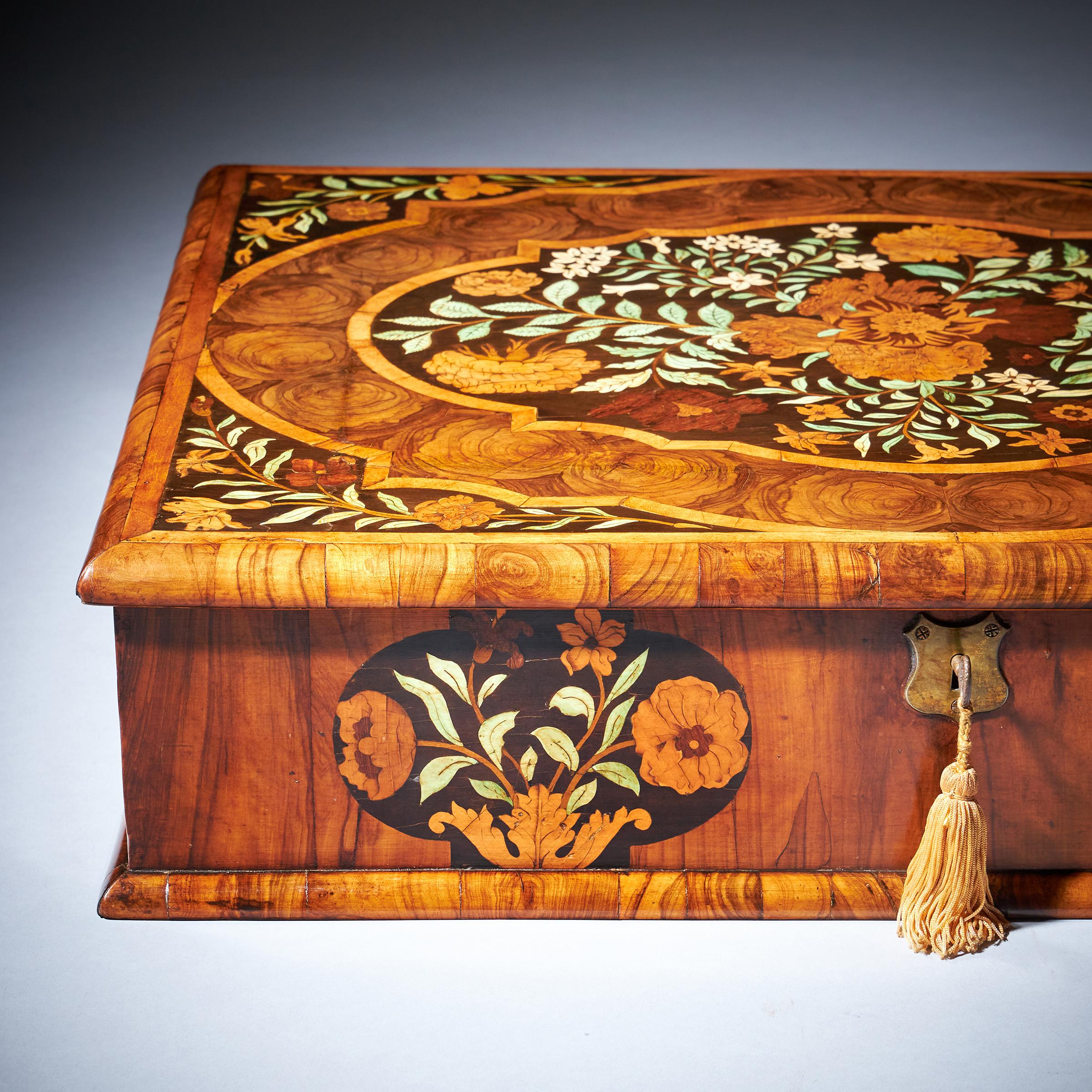 A fine and rare 17th century William and Mary olive oyster marquetry lace box circa 1670-1690-6