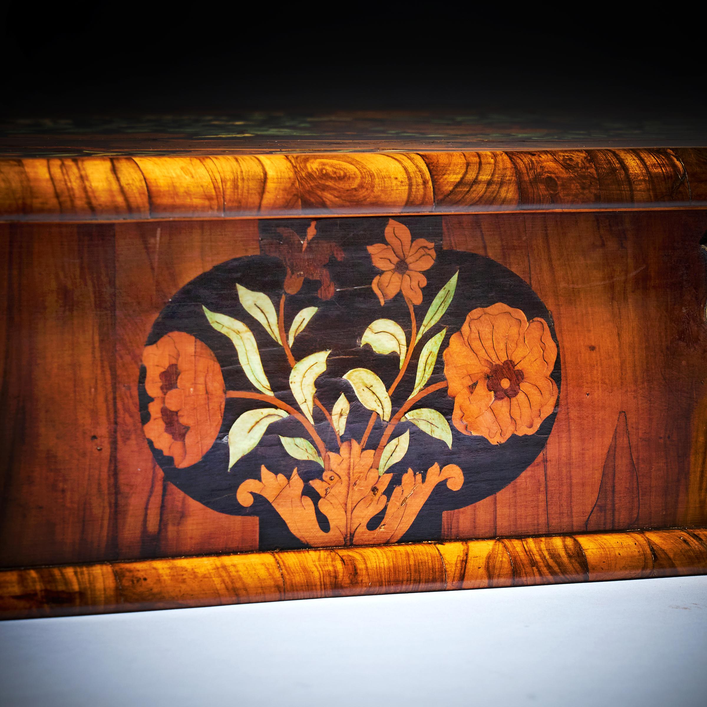 A fine and rare 17th-century William and Mary olive oyster marquetry lace box, circa 1670-1690. 7