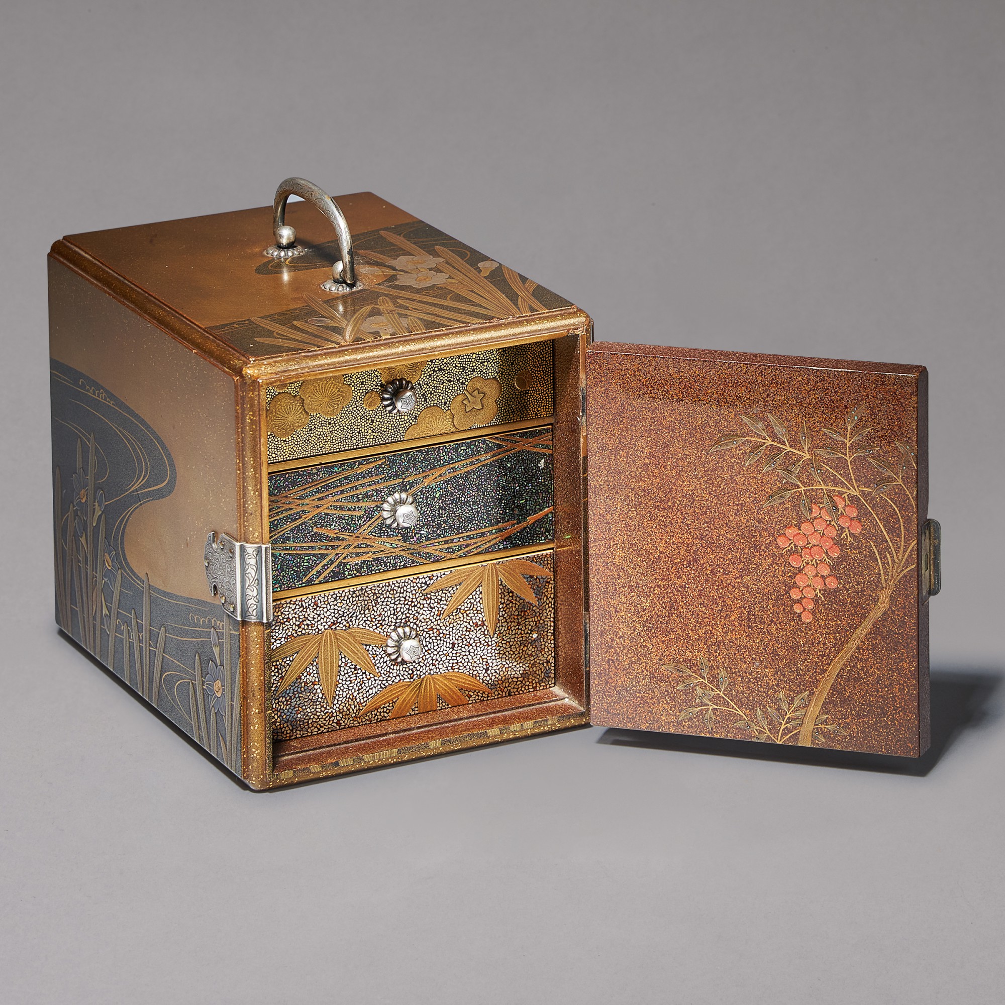 A lacquer kodansu (small cabinet) | Edo period, 19th century 3