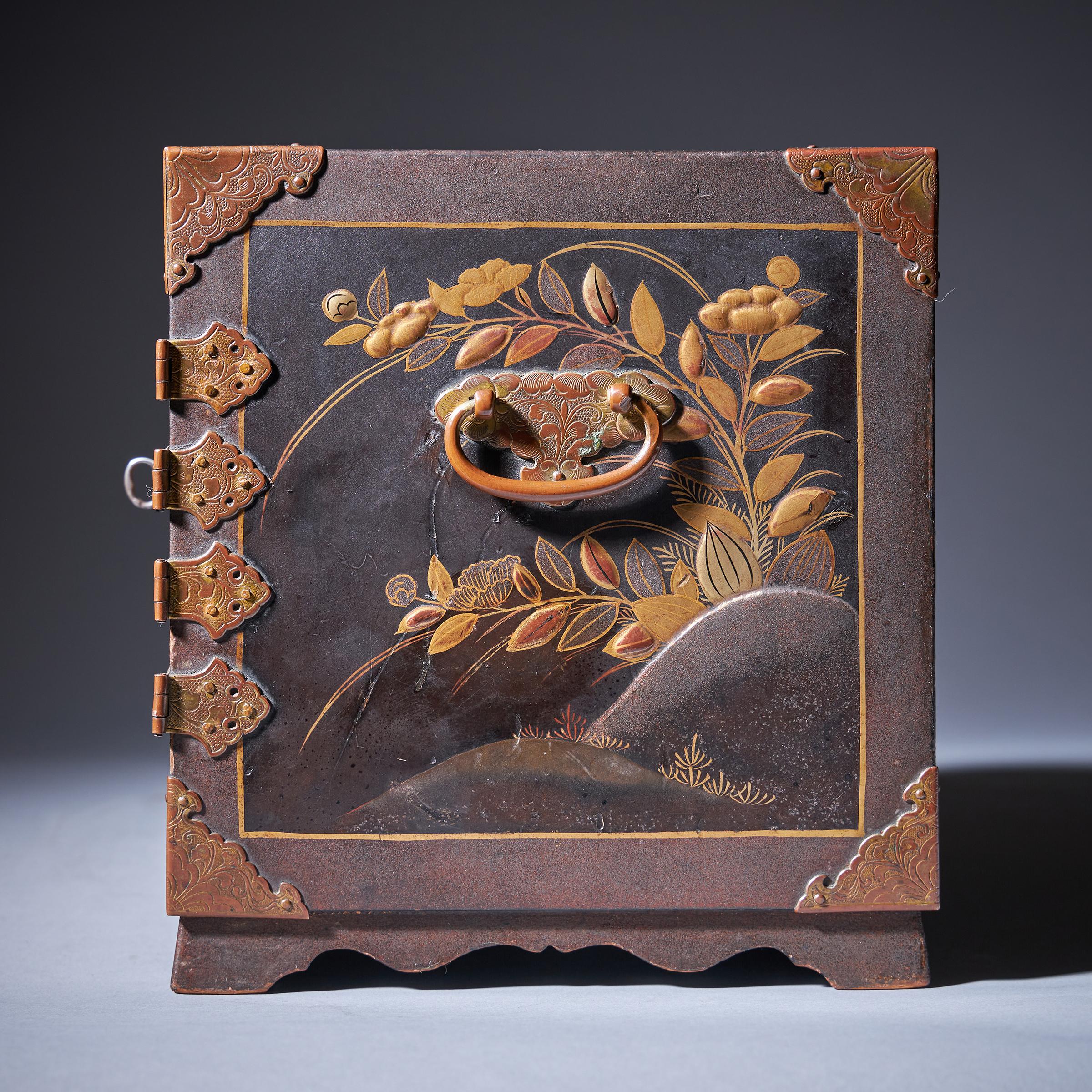 Important Early Edo Period 17th Century Miniature Japanese Lacquer Cabinet 11