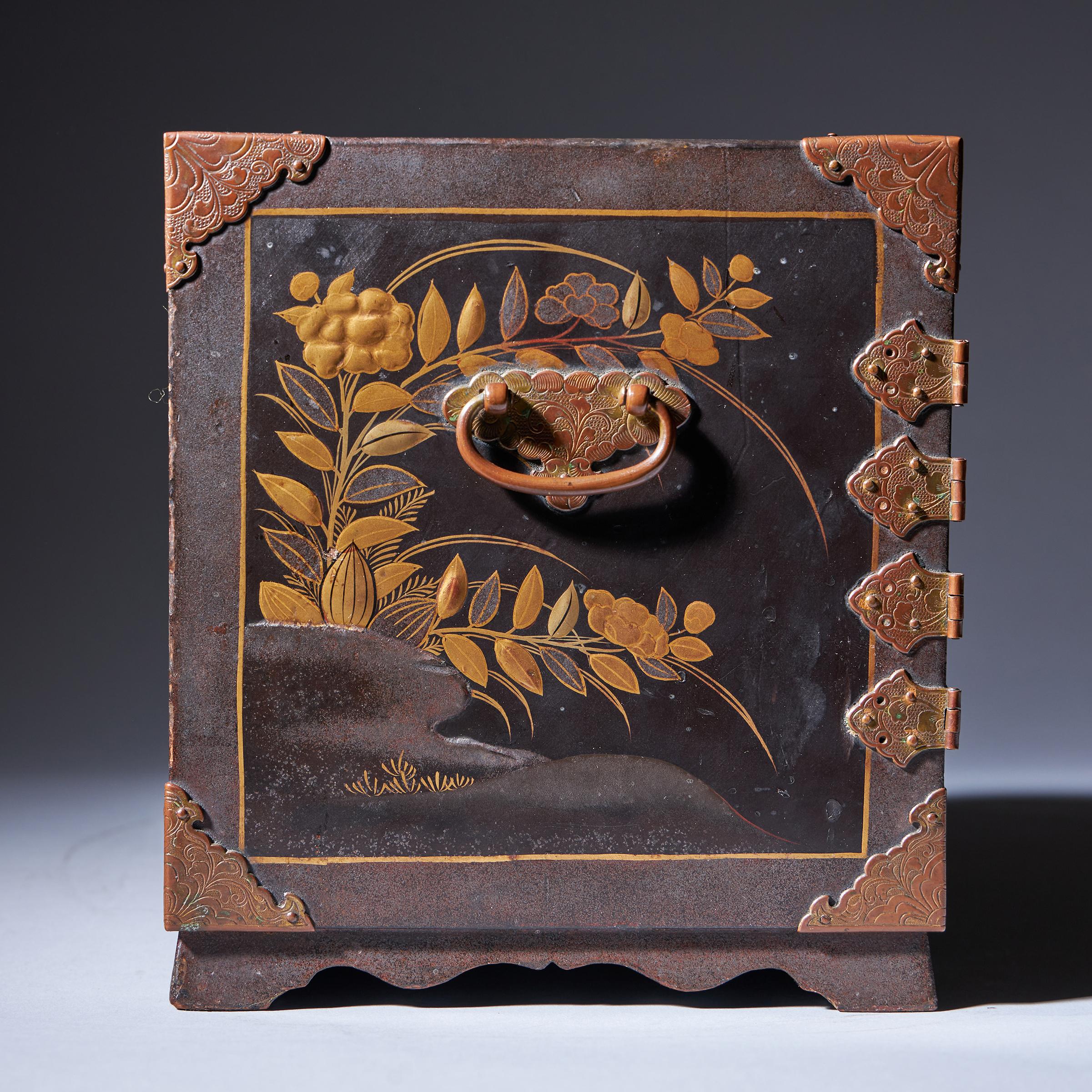 Important Early Edo Period 17th Century Miniature Japanese Lacquer Cabinet 12