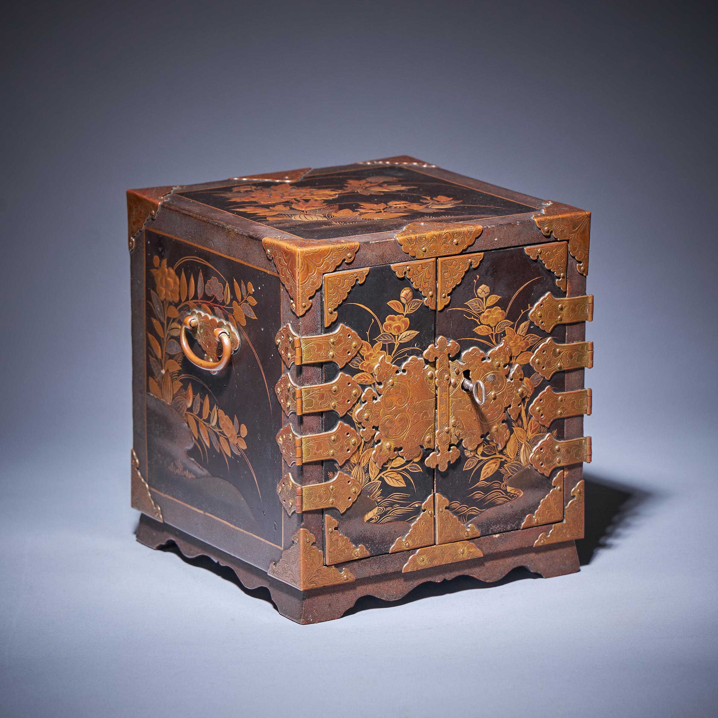 Important Early Edo Period 17th Century Miniature Japanese Lacquer Cabinet 4