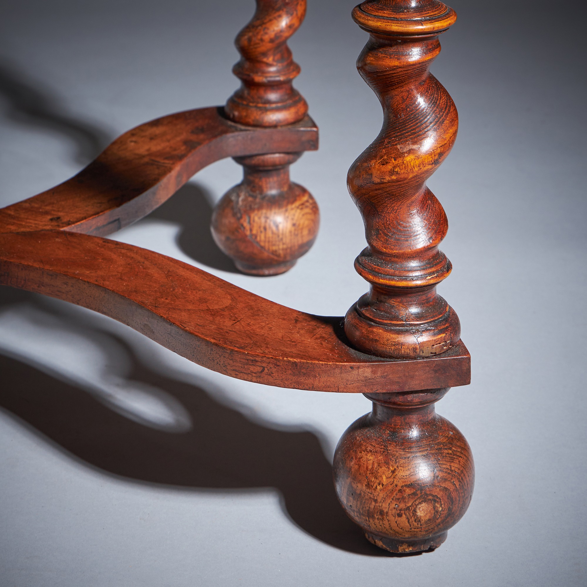 A Fine and Rare 17th Century William and Mary Olive Oyster Table, Circa 1680-1700. England 5