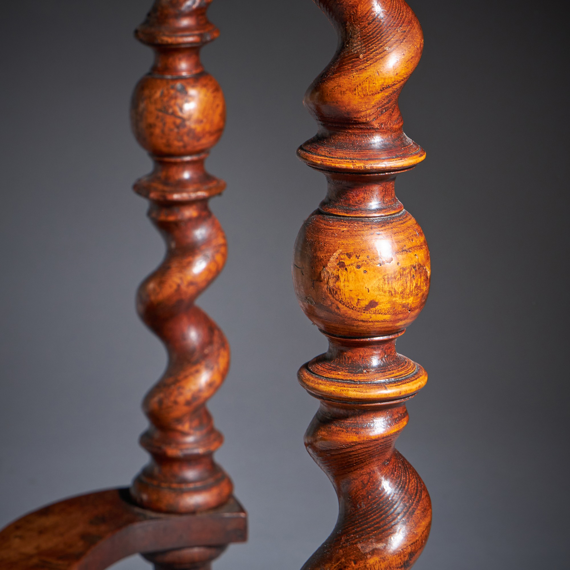 A Fine and Rare 17th Century William and Mary Olive Oyster Table, Circa 1680-1700. England 4