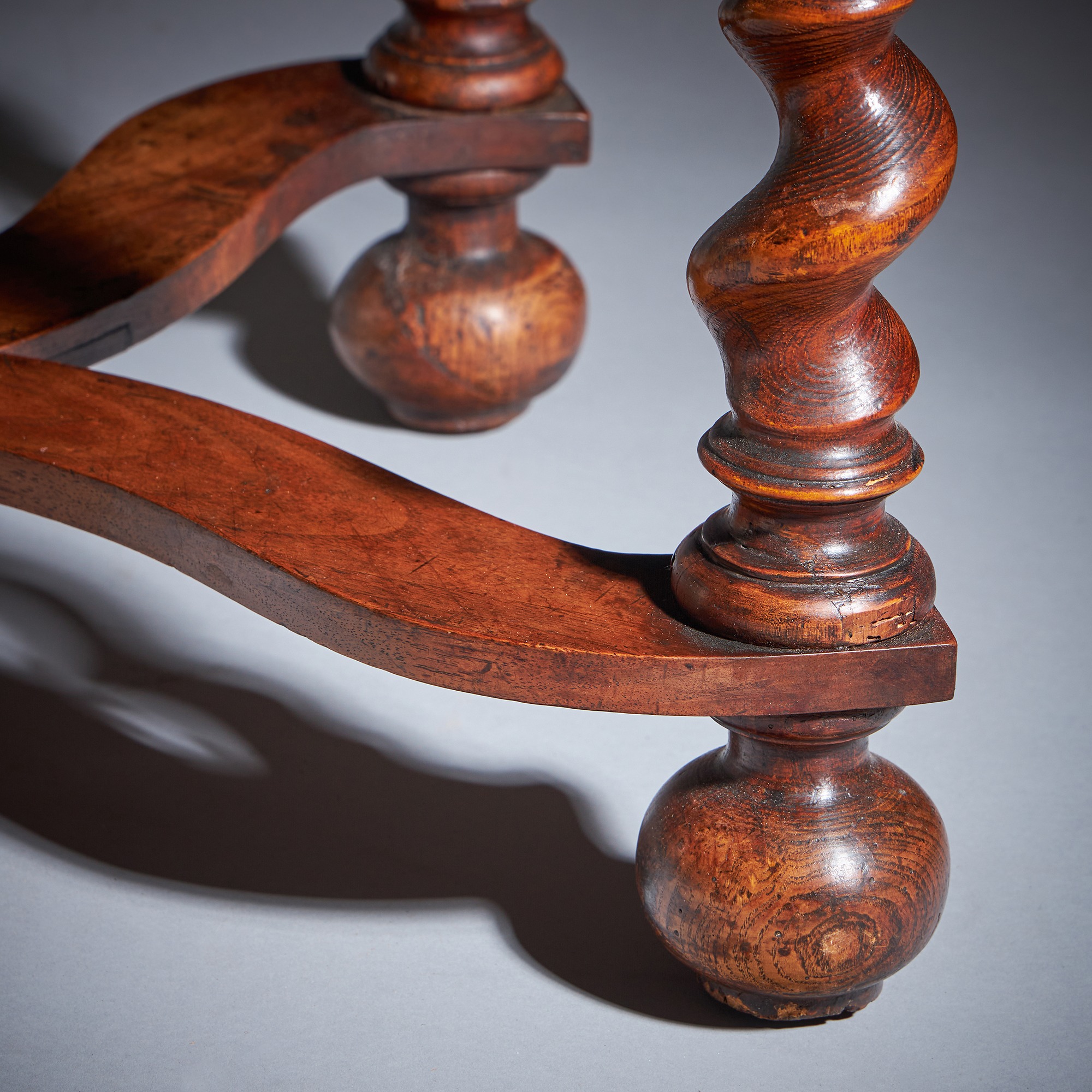 A Fine and Rare 17th Century William and Mary Olive Oyster Table, Circa 1680-1700. England 3