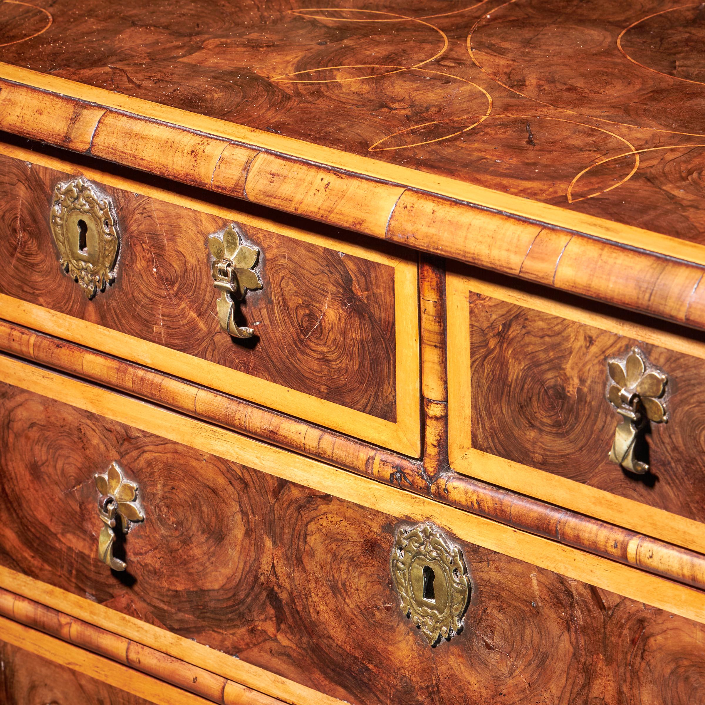 17th Century William and Mary Olive Oyster Chest of drawers, Circa 1690. England 13