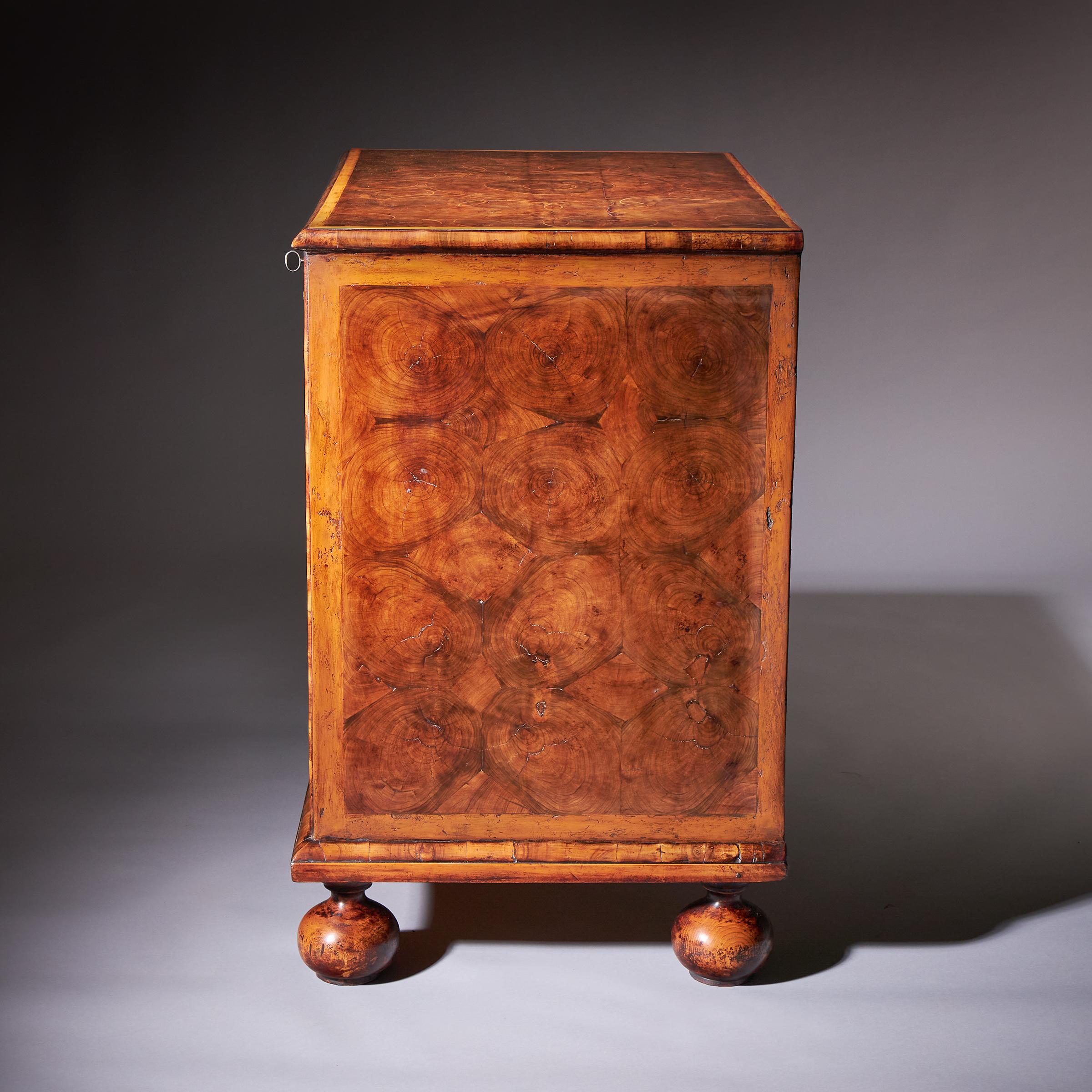 17th Century William and Mary Olive Oyster Chest of drawers, Circa 1690. England 11