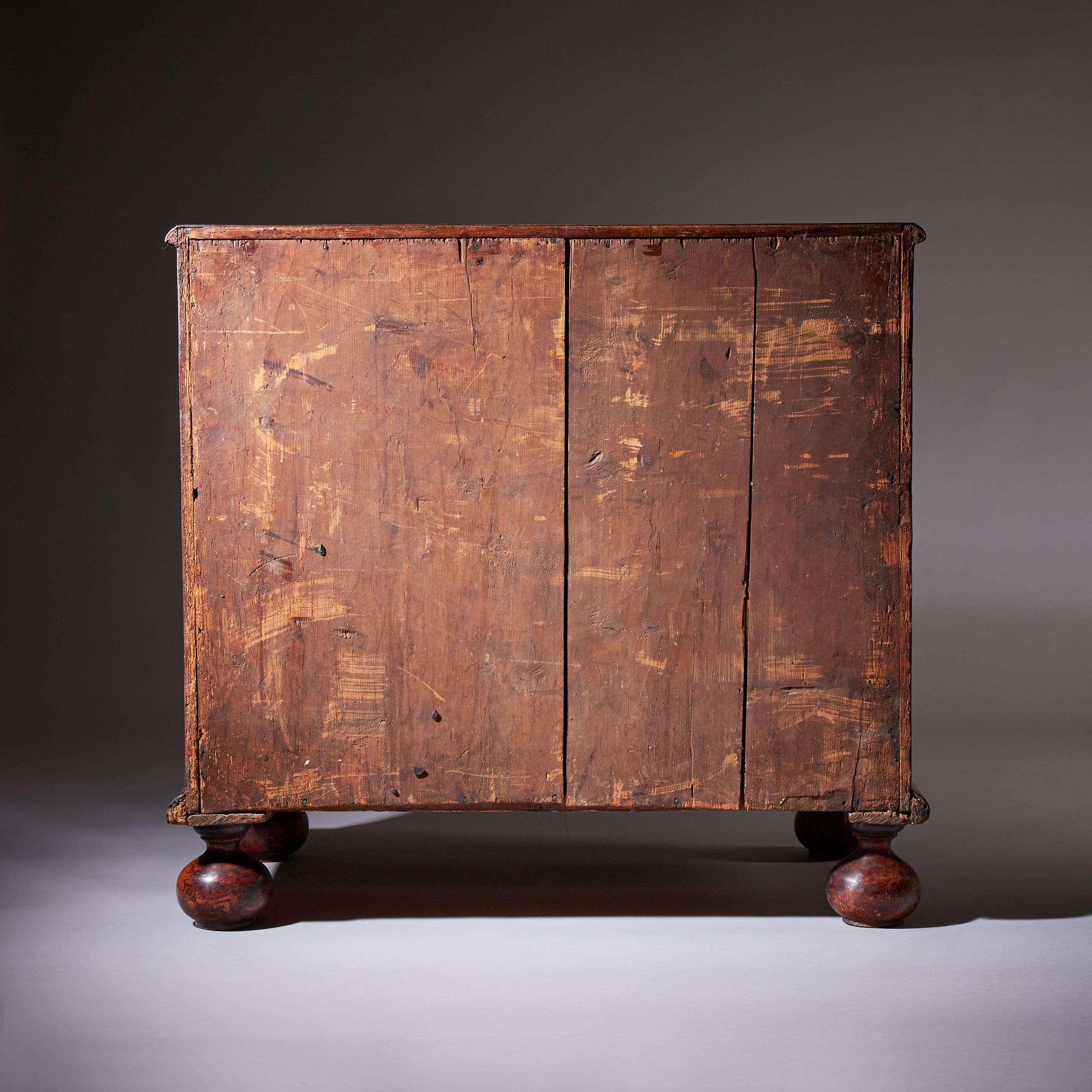 17th Century William and Mary Olive Oyster Chest of drawers, Circa 1690. England 10