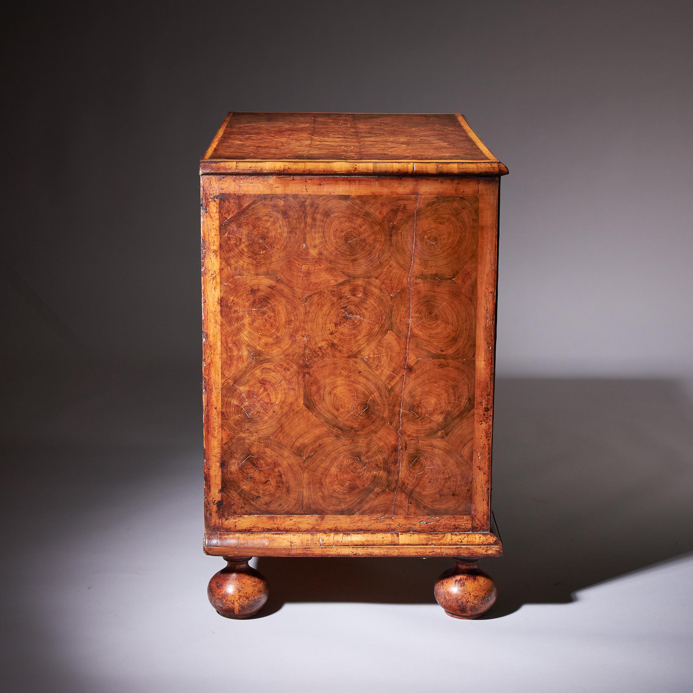 17th Century William and Mary Olive Oyster Chest of drawers, Circa 1690. England 9