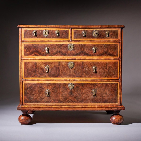 17th Century William and Mary Olive Oyster Chest of drawers, Circa 1690. England