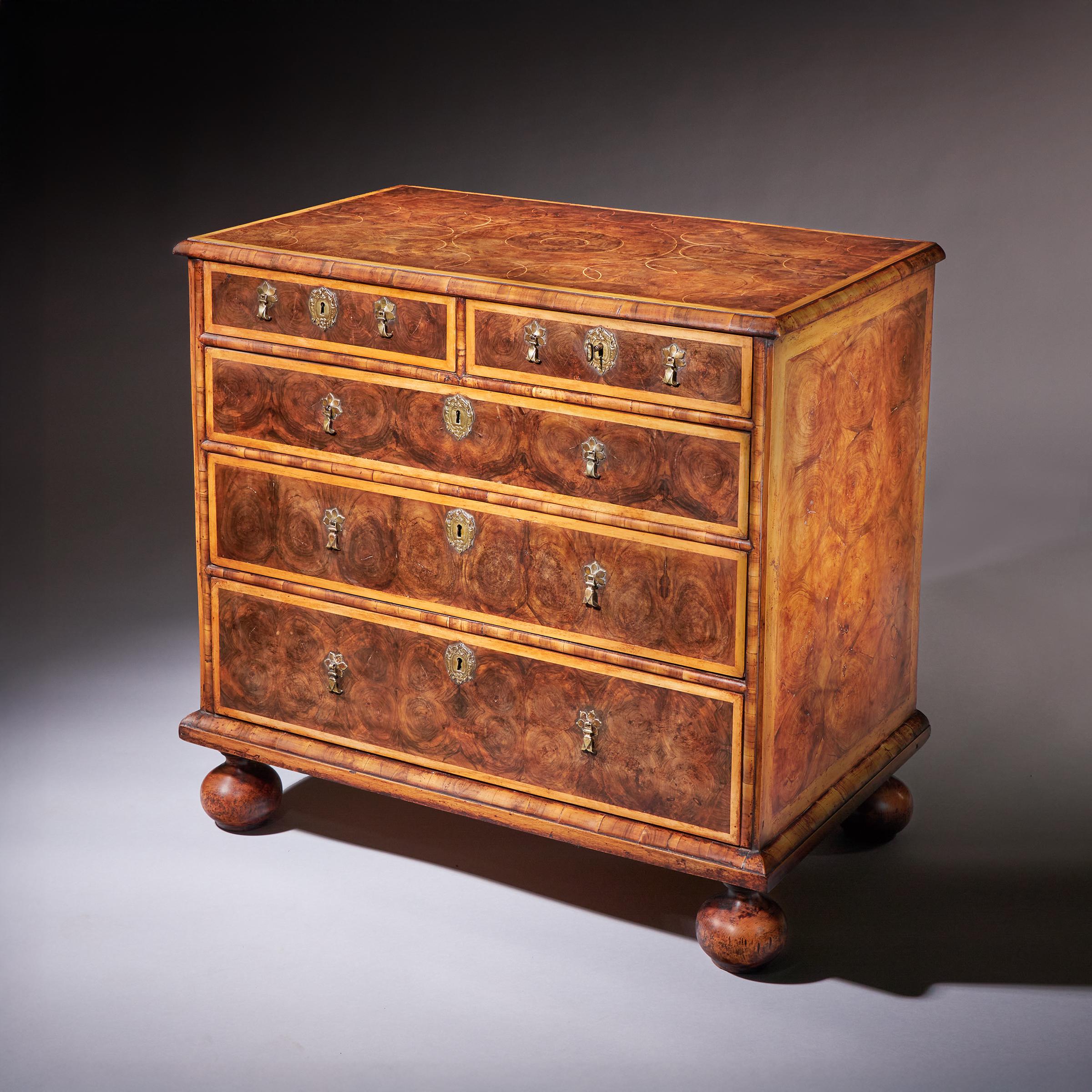 17th Century William and Mary Olive Oyster Chest of drawers, Circa 1690. England 3