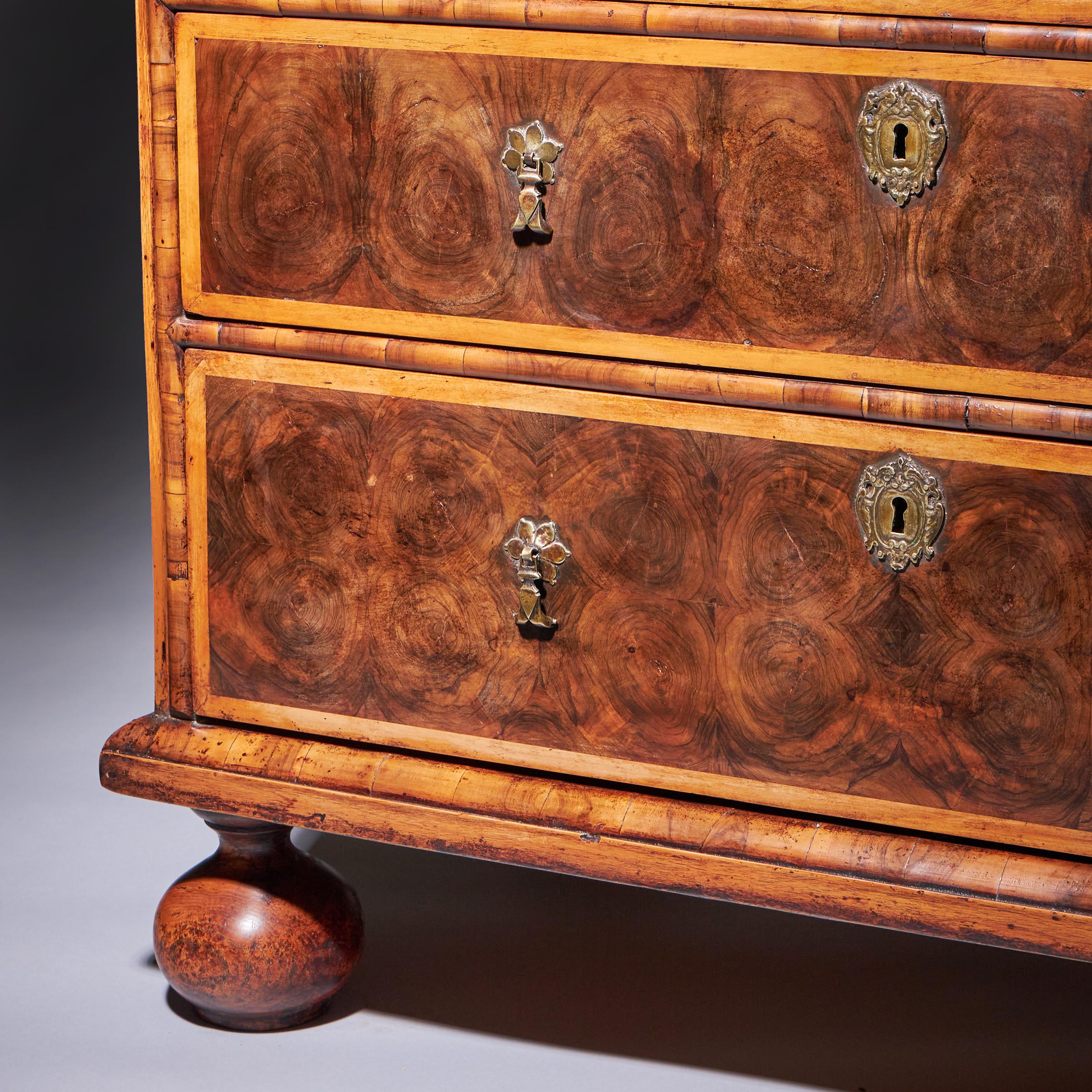 17th Century William and Mary Olive Oyster Chest of drawers, Circa 1690. England 15