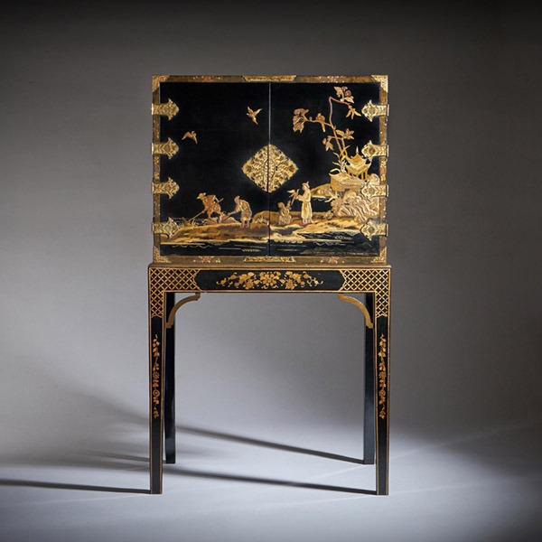 A Rare and Fine George III 18th Century Chinoiserie Lacquer Cabinet on Stand