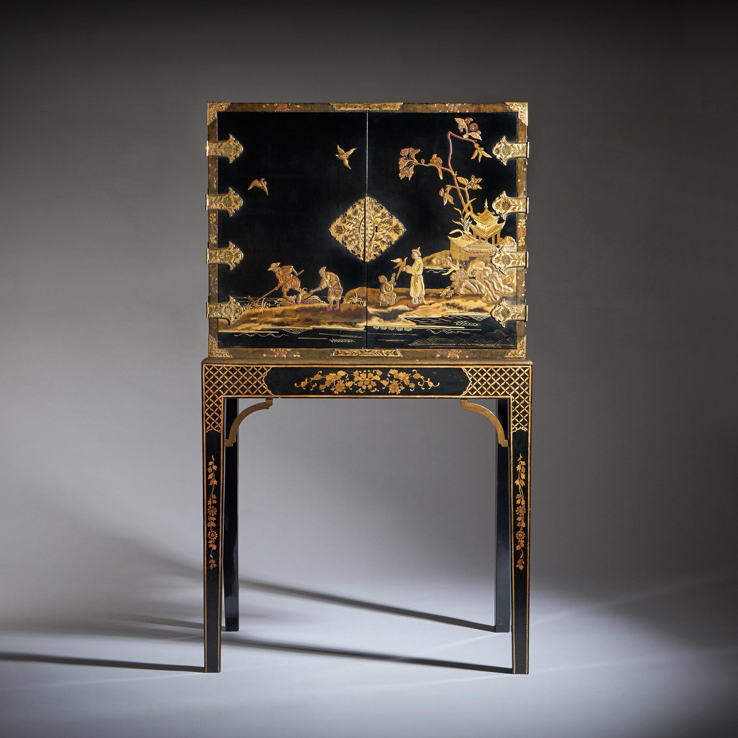 A Rare and Fine George III 18th Century Chinoiserie Lacquer Cabinet on Stand 1