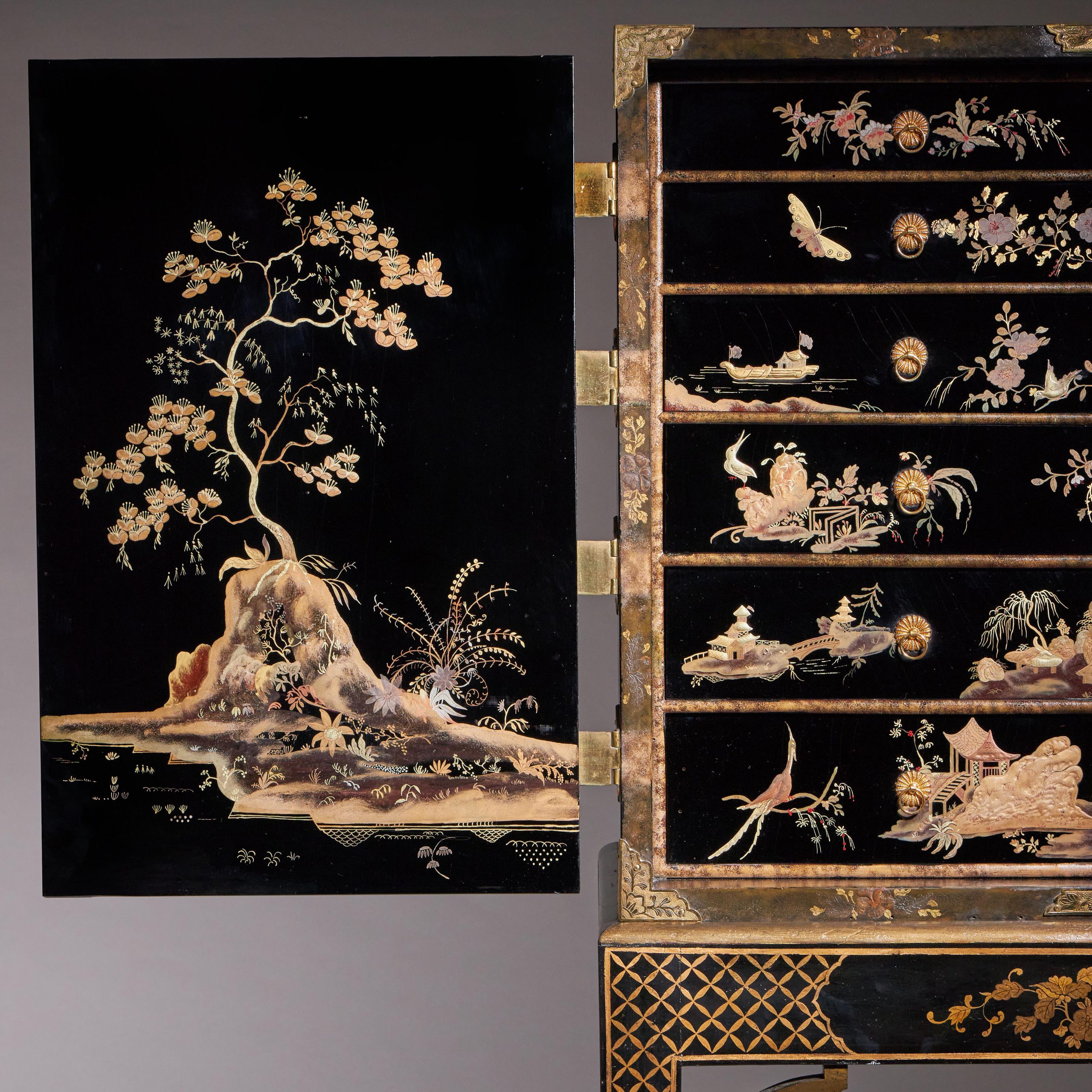 A Rare and Fine George III 18th Century Chinoiserie Lacquer Cabinet on Stand 12