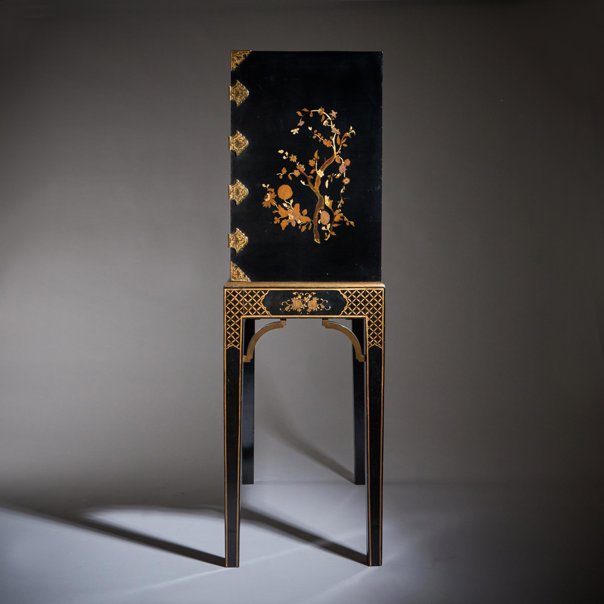 A Rare and Fine George III 18th Century Chinoiserie Lacquer Cabinet on Stand 14