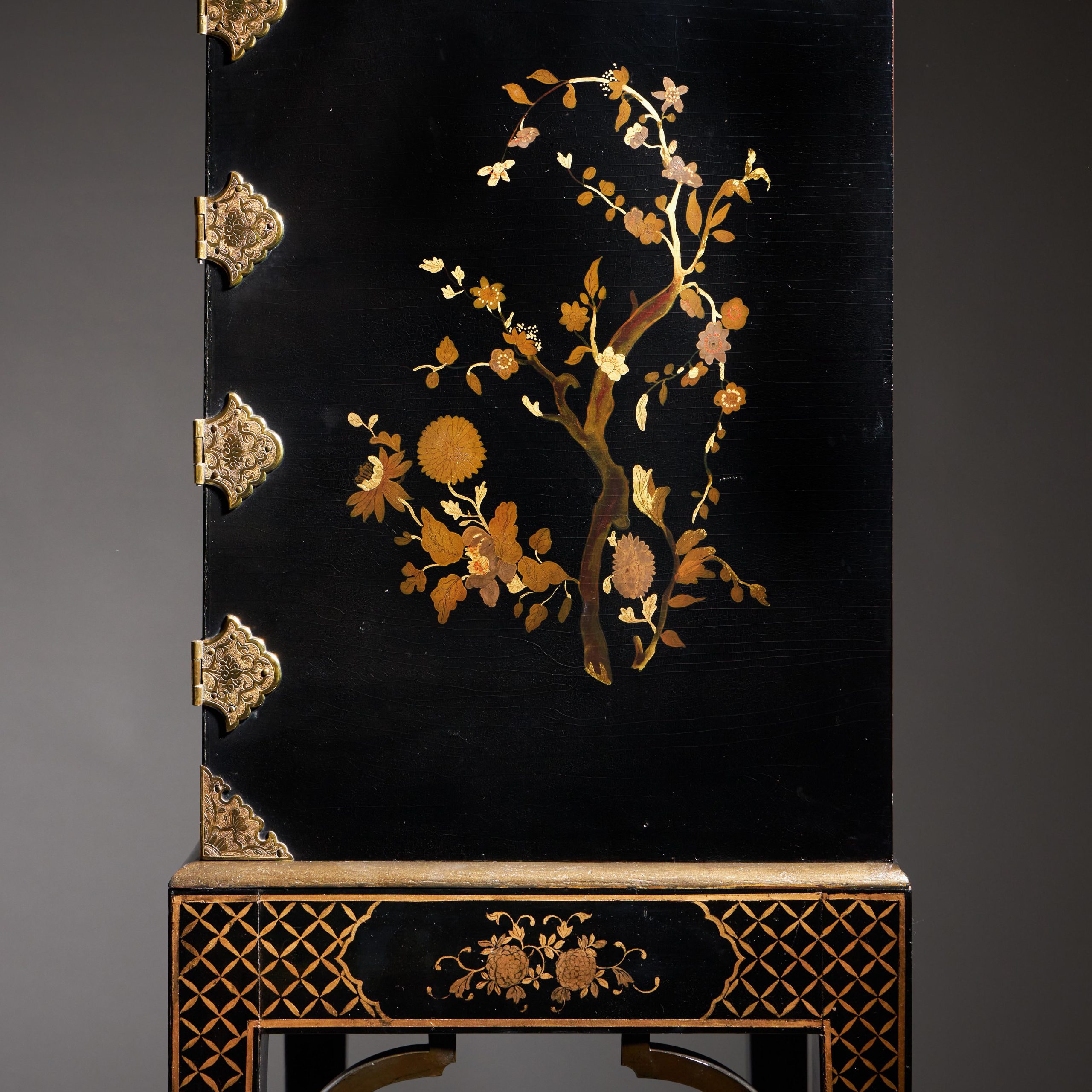 A Rare and Fine George III 18th Century Chinoiserie Lacquer Cabinet on Stand 15