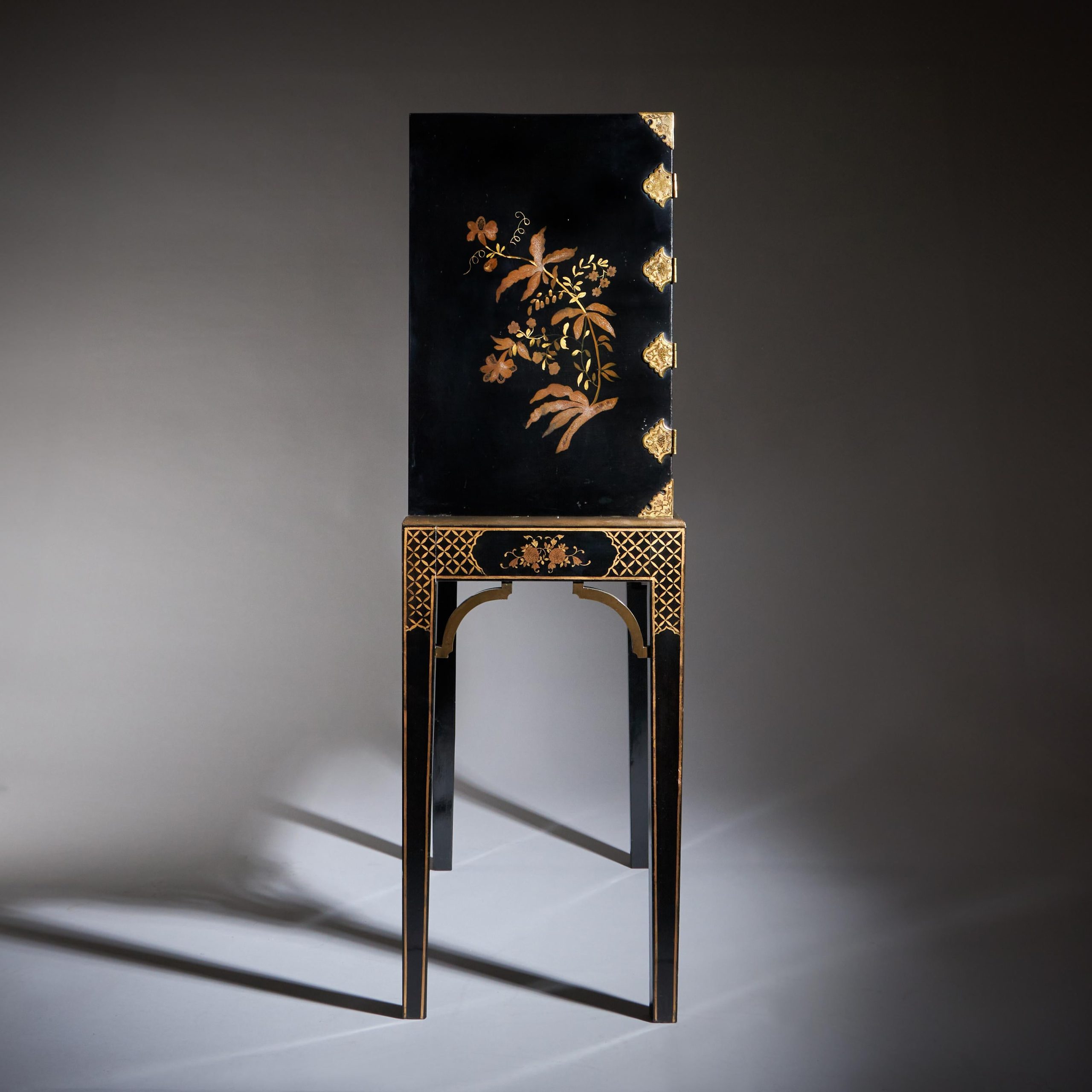 A Rare and Fine George III 18th Century Chinoiserie Lacquer Cabinet on Stand 16