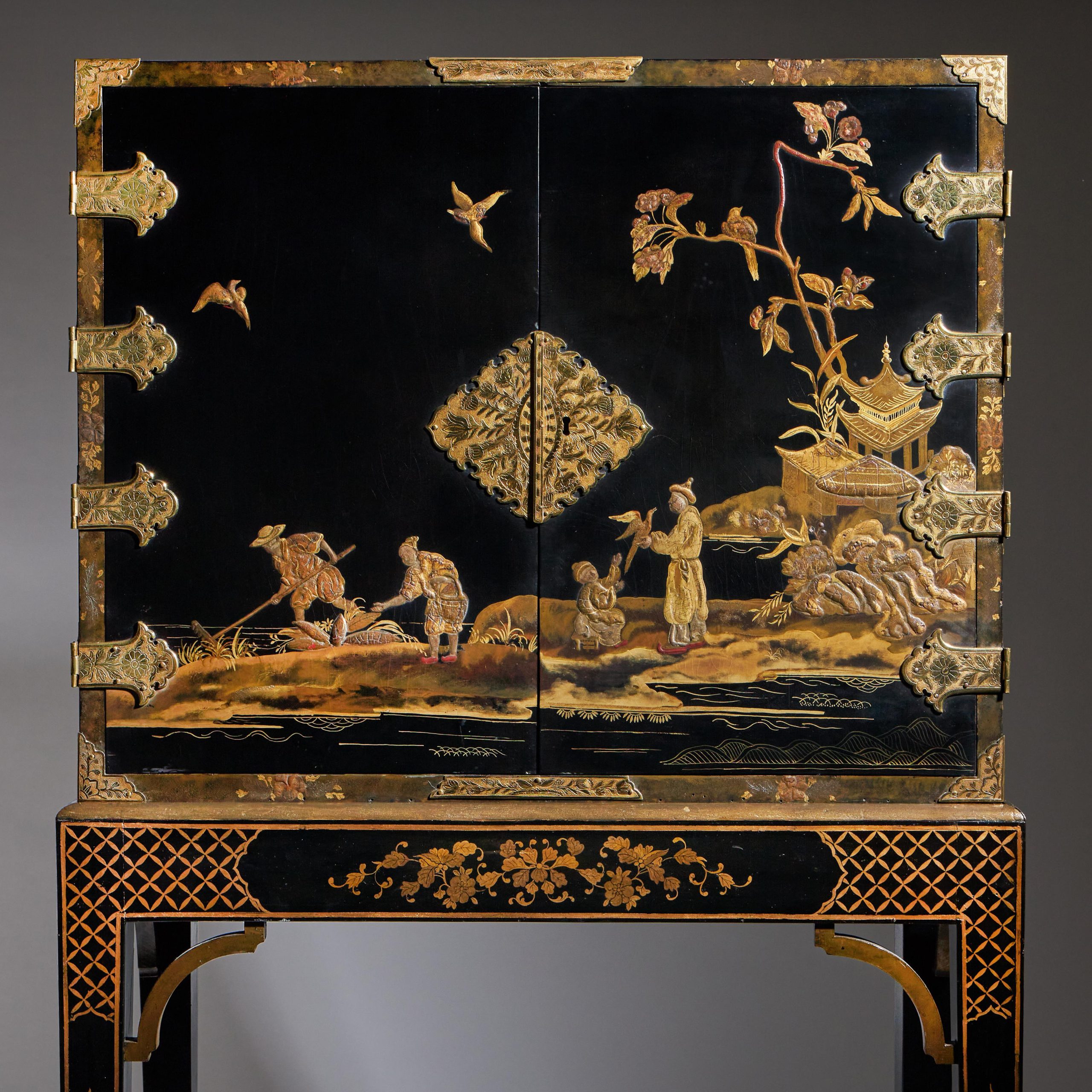 A Rare and Fine George III 18th Century Chinoiserie Lacquer Cabinet on Stand 4