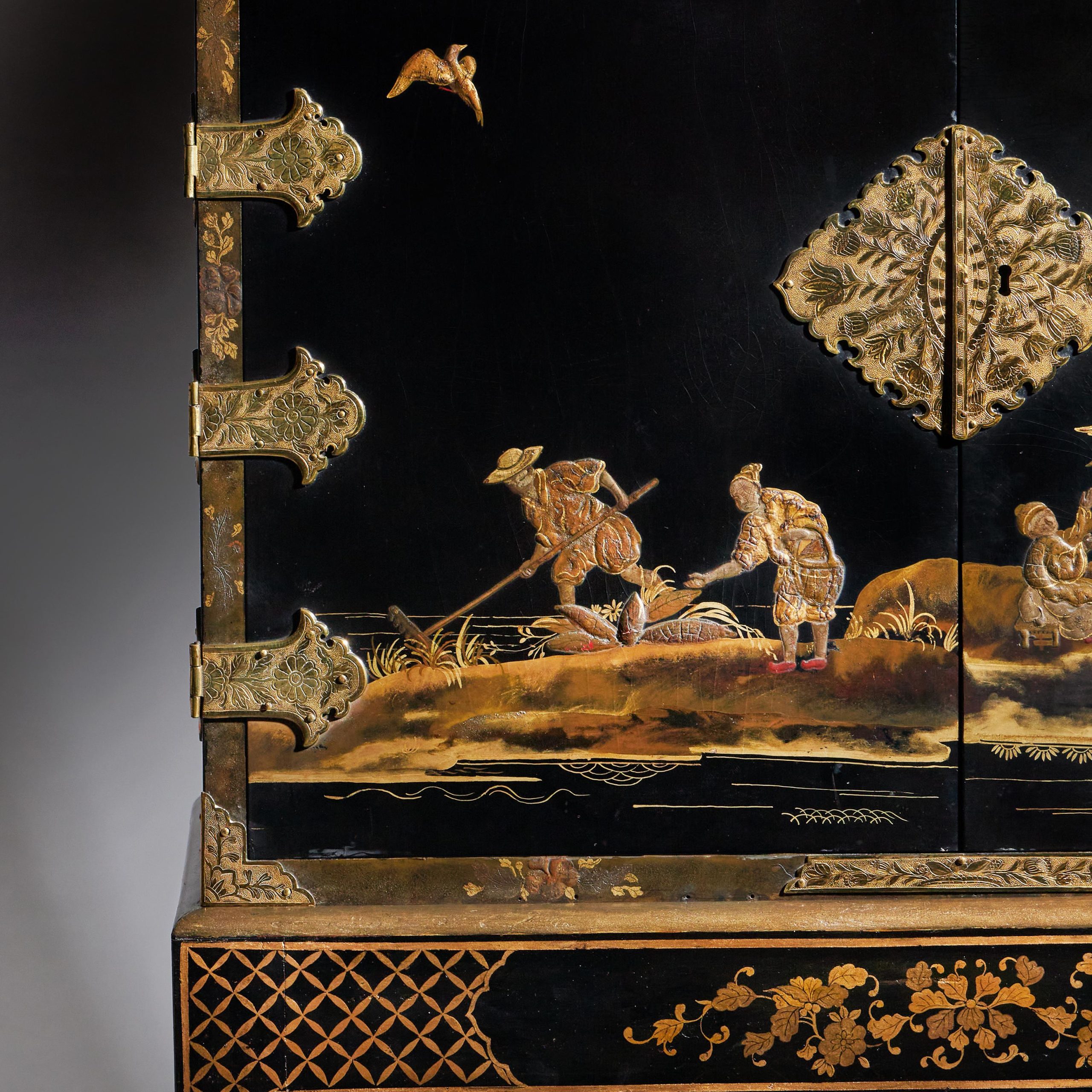 A Rare and Fine George III 18th Century Chinoiserie Lacquer Cabinet on Stand 5