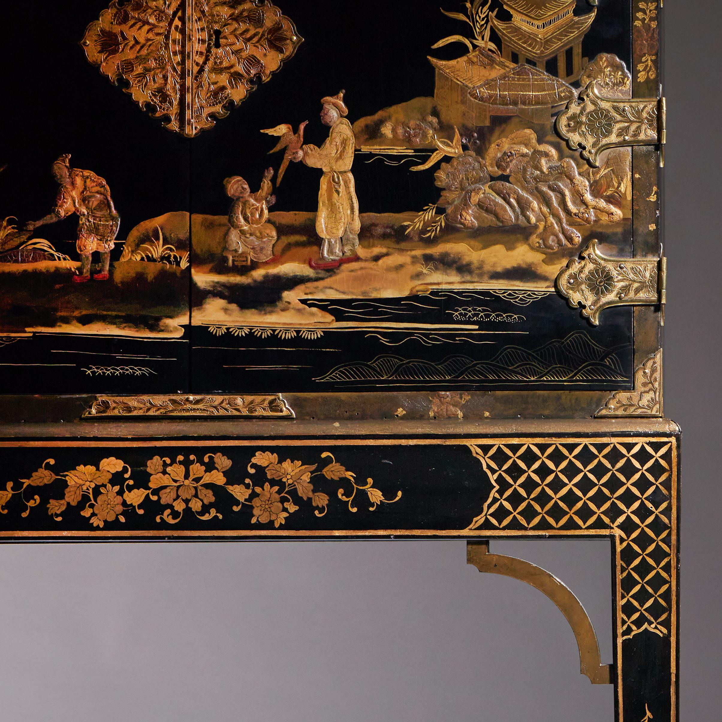 A Rare and Fine George III 18th Century Chinoiserie Lacquer Cabinet on Stand 7