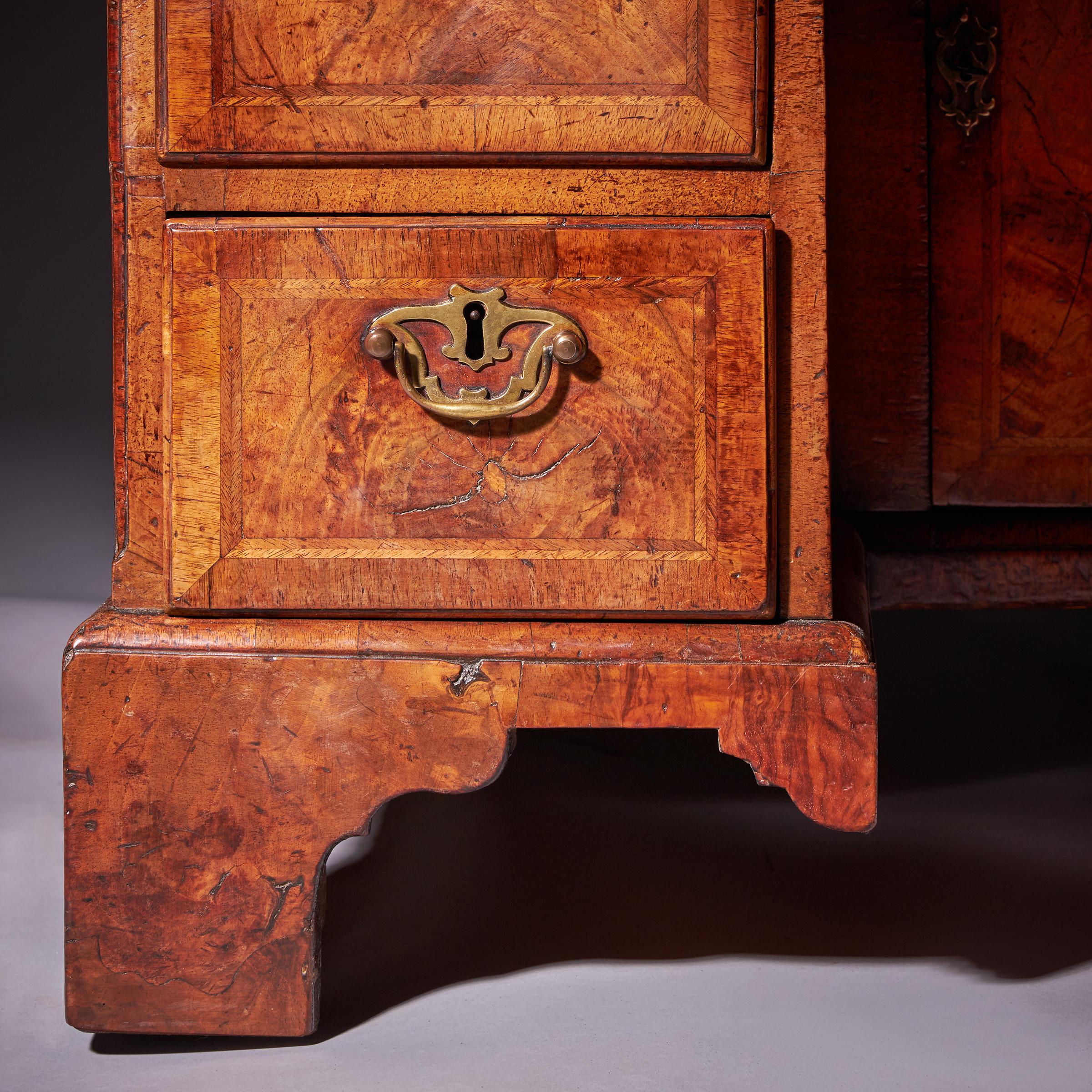 Important George II Figured Walnut Caddy Kneehole Desk Circa 1730-1740, England 10