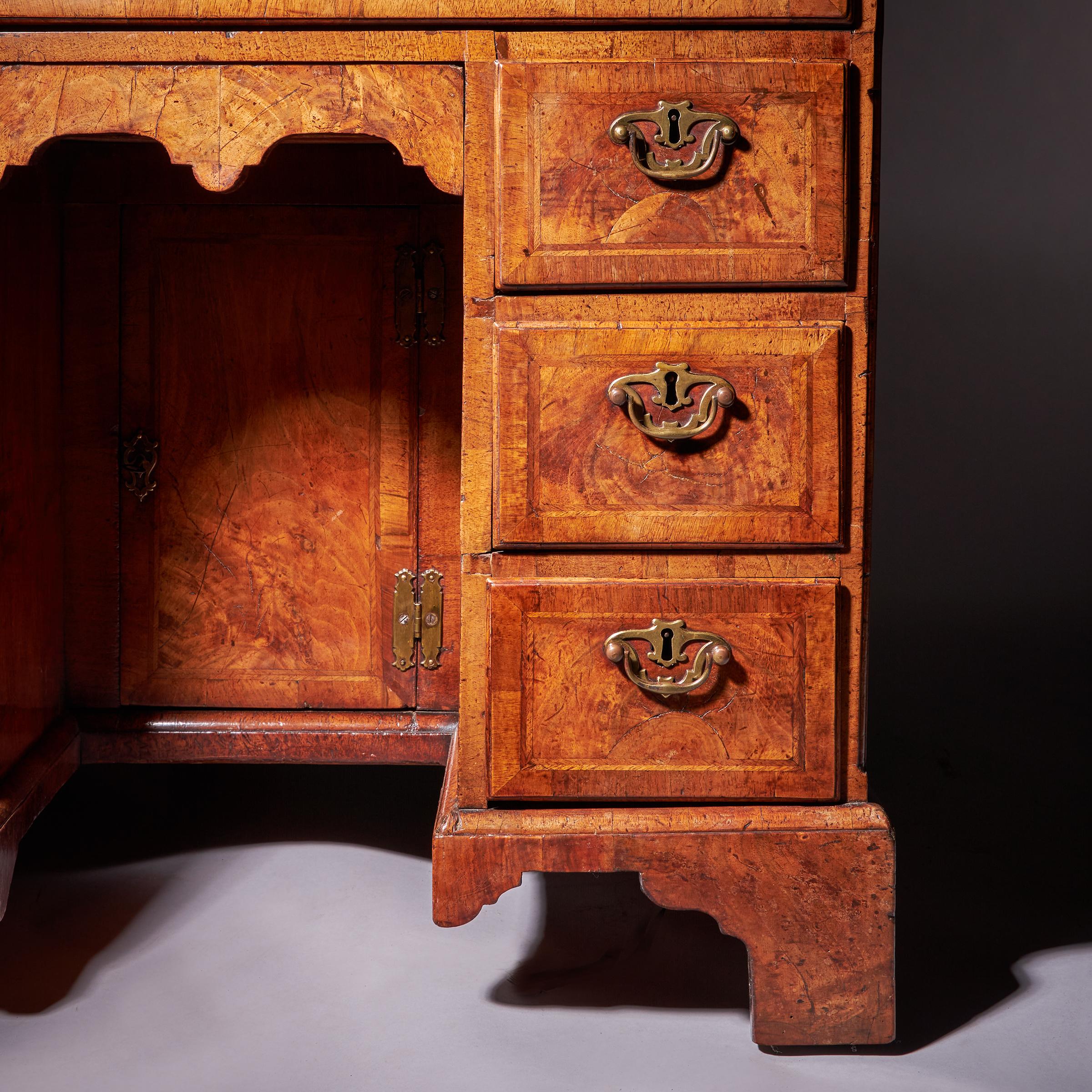 Important George II Figured Walnut Caddy Kneehole Desk Circa 1730-1740, England 11