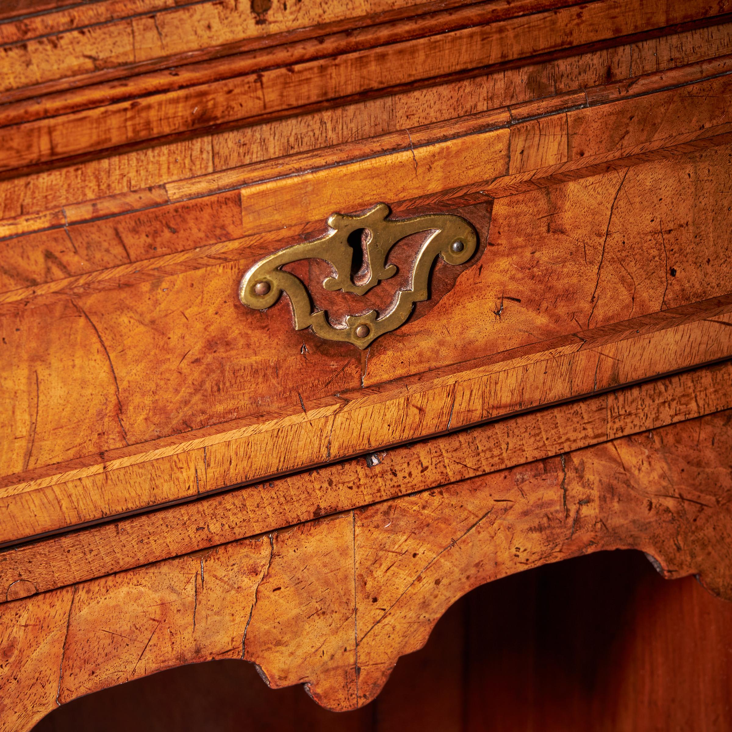 Important George II Figured Walnut Caddy Kneehole Desk Circa 1730-1740, England 12