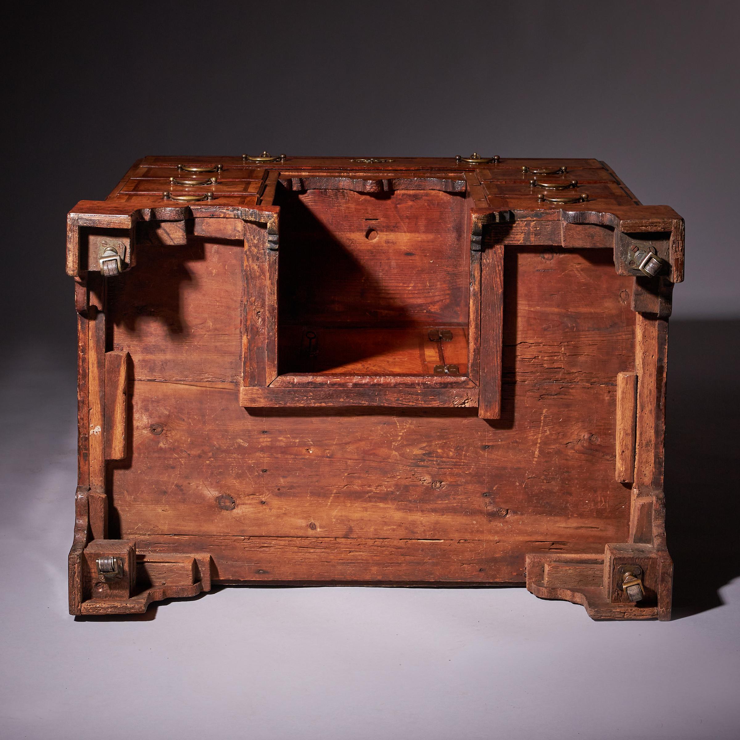 Important George II Figured Walnut Caddy Kneehole Desk Circa 1730-1740, England 14