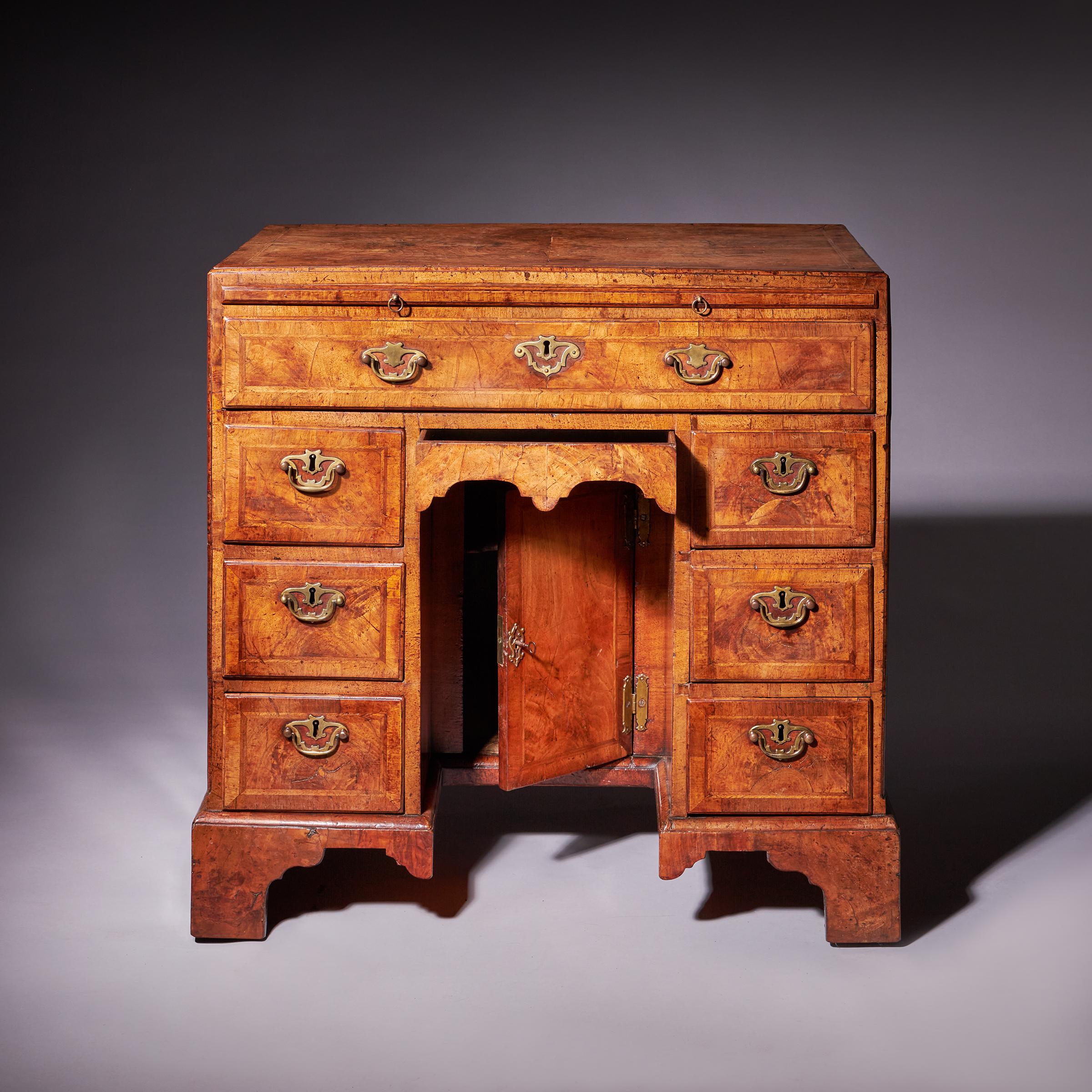 Important George II Figured Walnut Caddy Kneehole Desk Circa 1730-1740, England 15