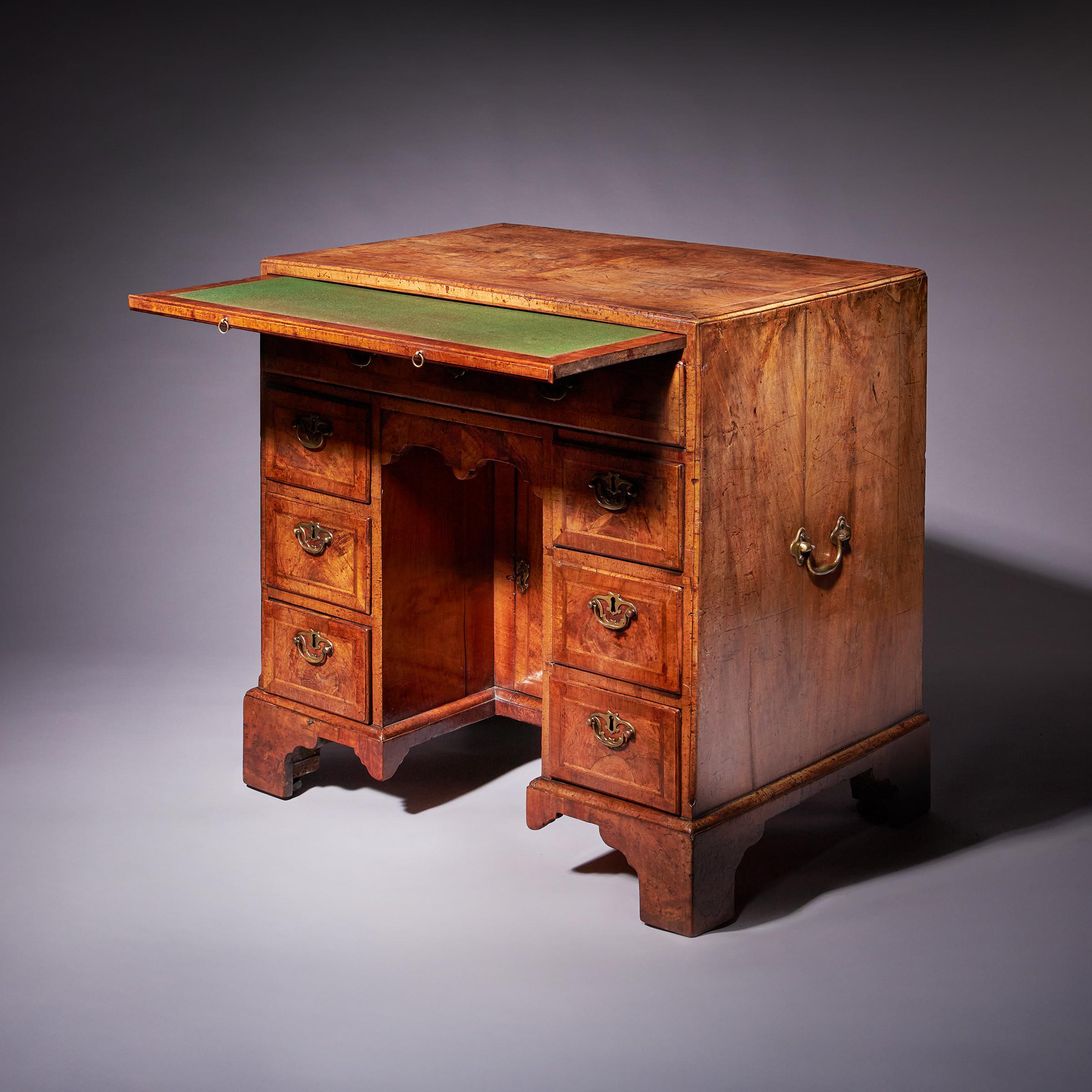 Important George II Figured Walnut Caddy Kneehole Desk Circa 1730-1740, England 3