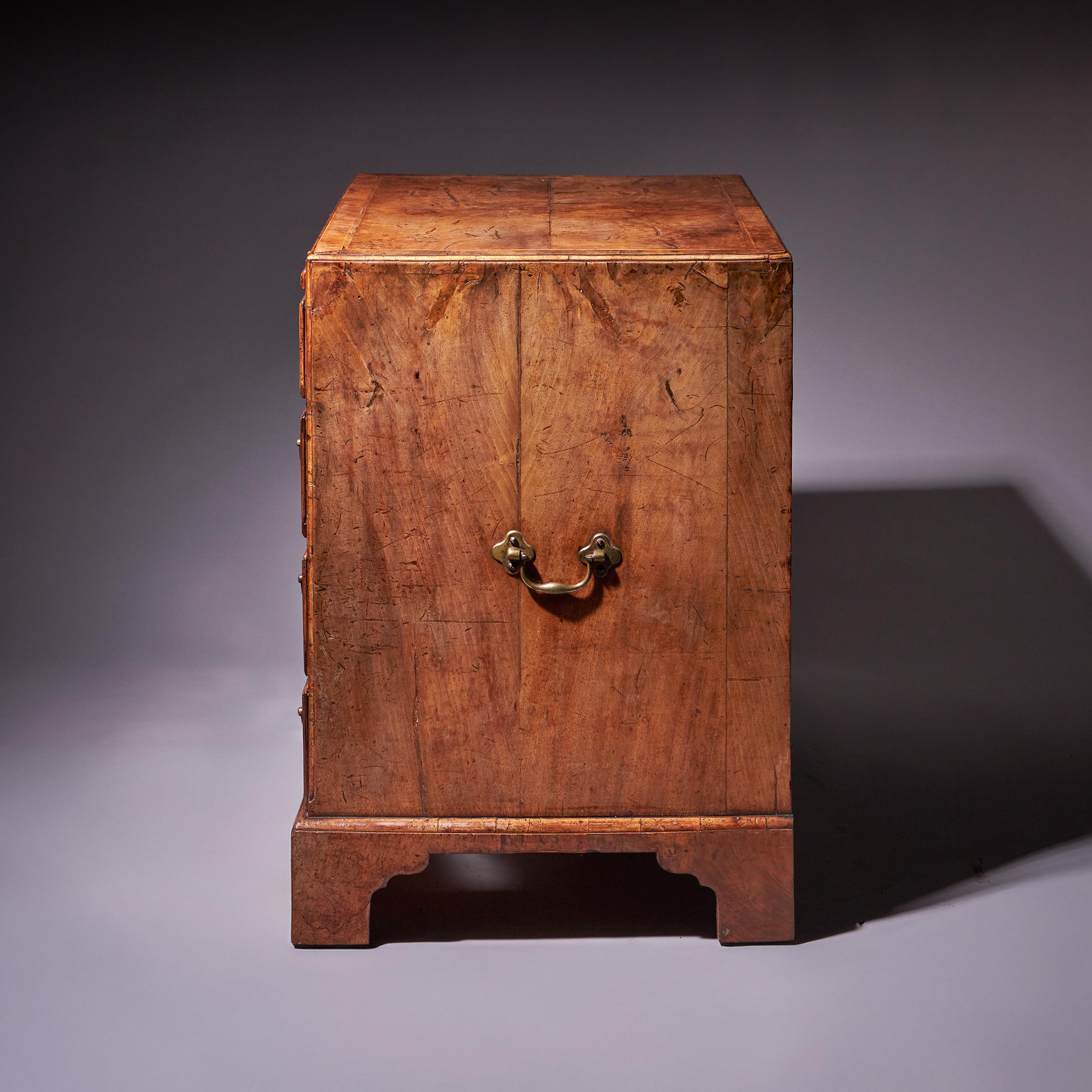 Important George II Figured Walnut Caddy Kneehole Desk Circa 1730-1740, England 4