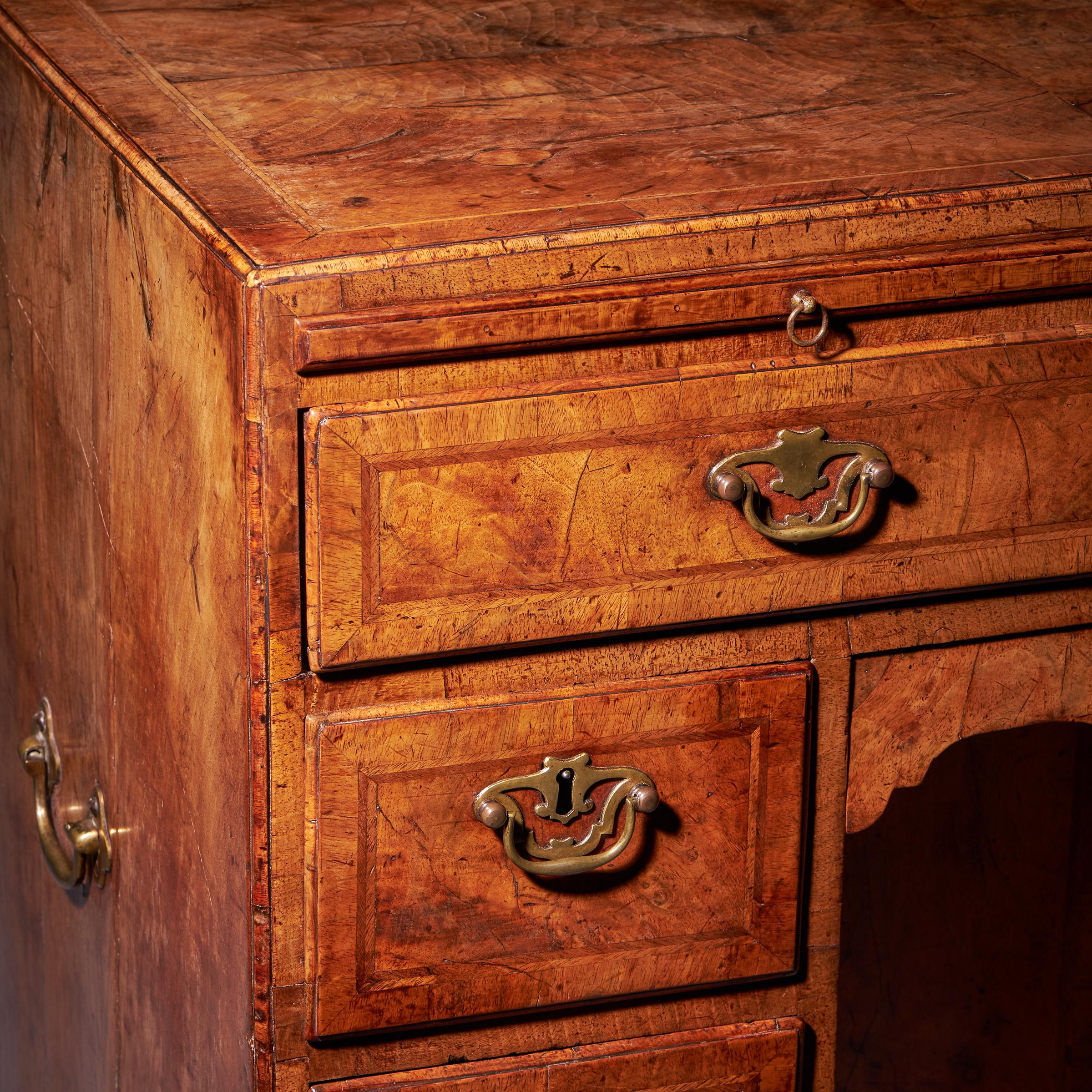 Important George II Figured Walnut Caddy Kneehole Desk Circa 1730-1740, England 7