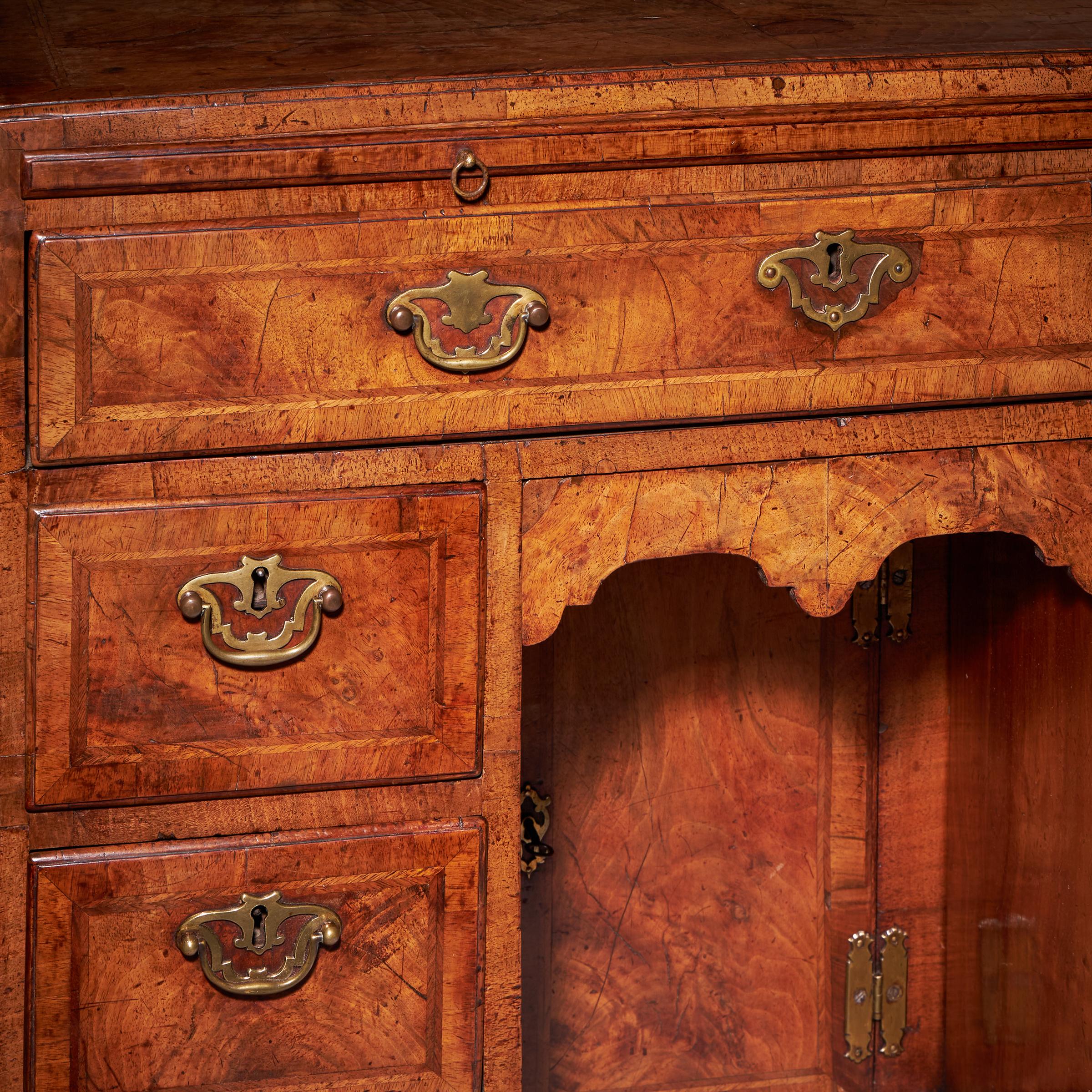 Important George II Figured Walnut Caddy Kneehole Desk Circa 1730-1740, England 8