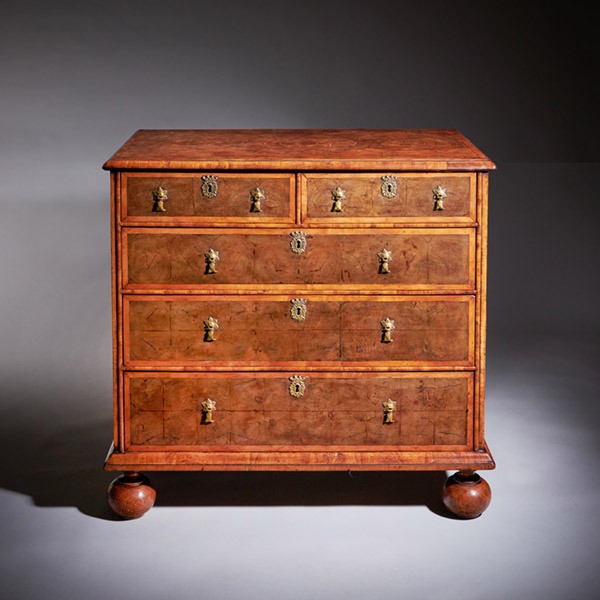 17th Century William and Mary Blond Olive Oyster Chest of drawers, Circa 1690