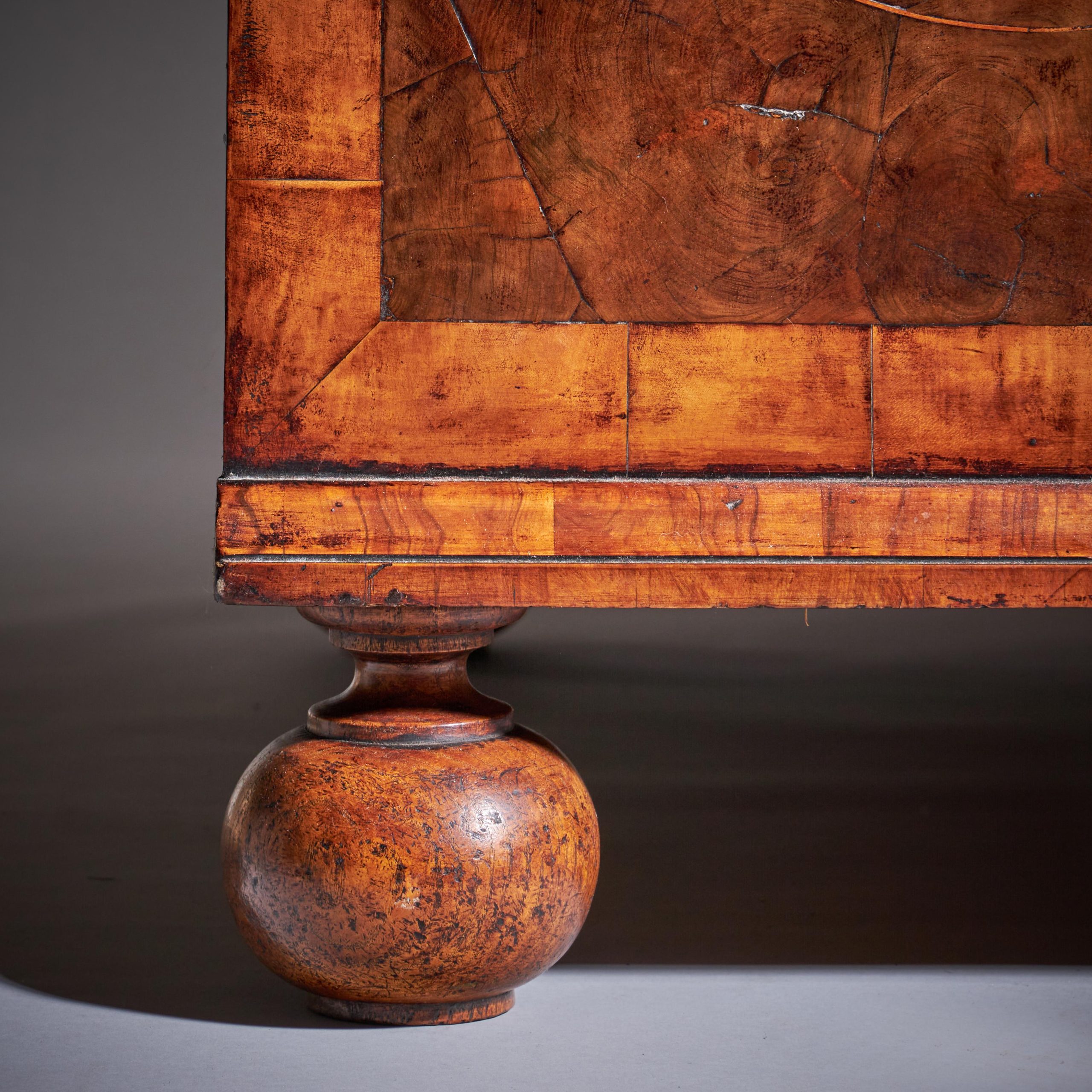 17th Century William and Mary Blond Olive Oyster Chest of drawers, Circa 1690 10