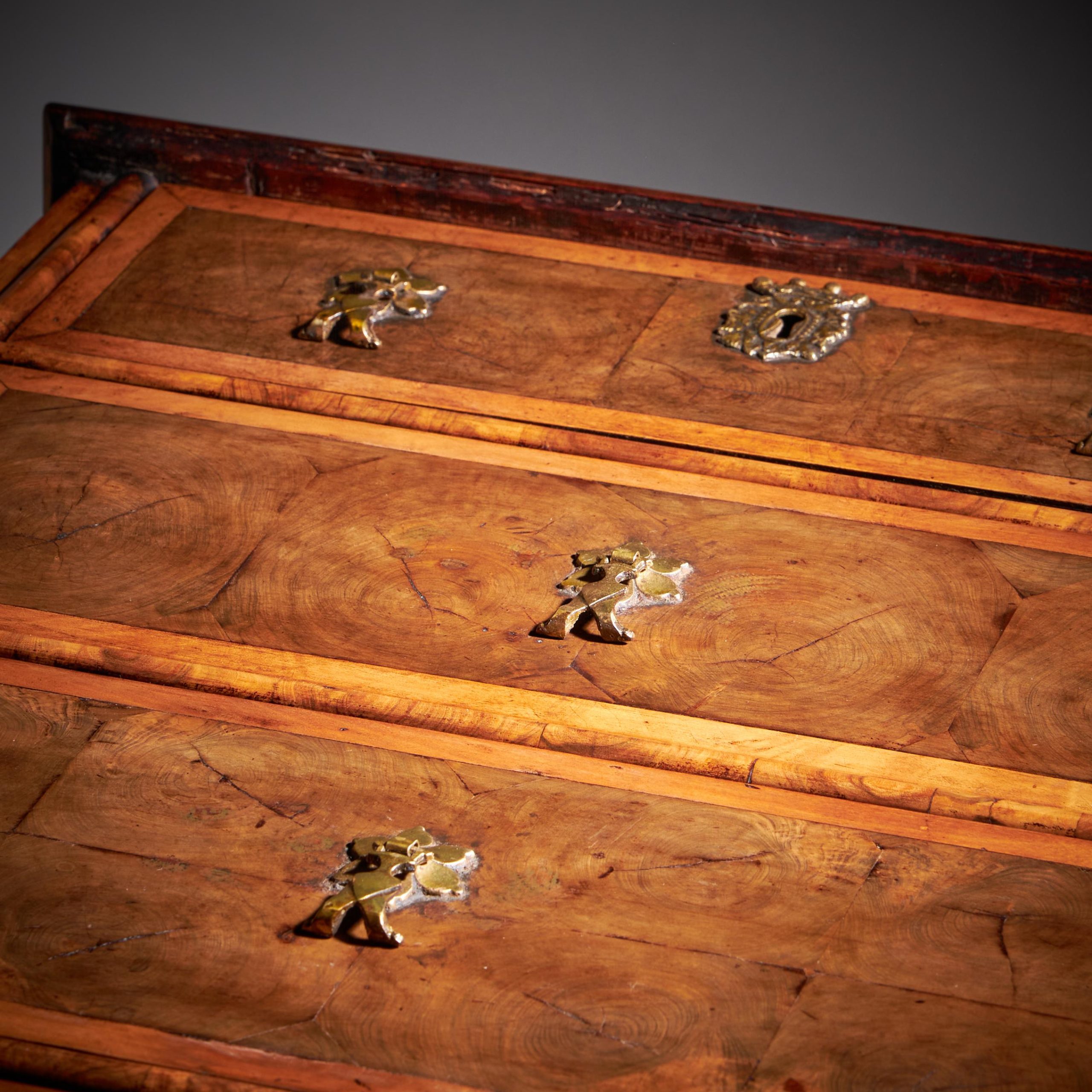 17th Century William and Mary Blond Olive Oyster Chest of drawers, Circa 1690 15