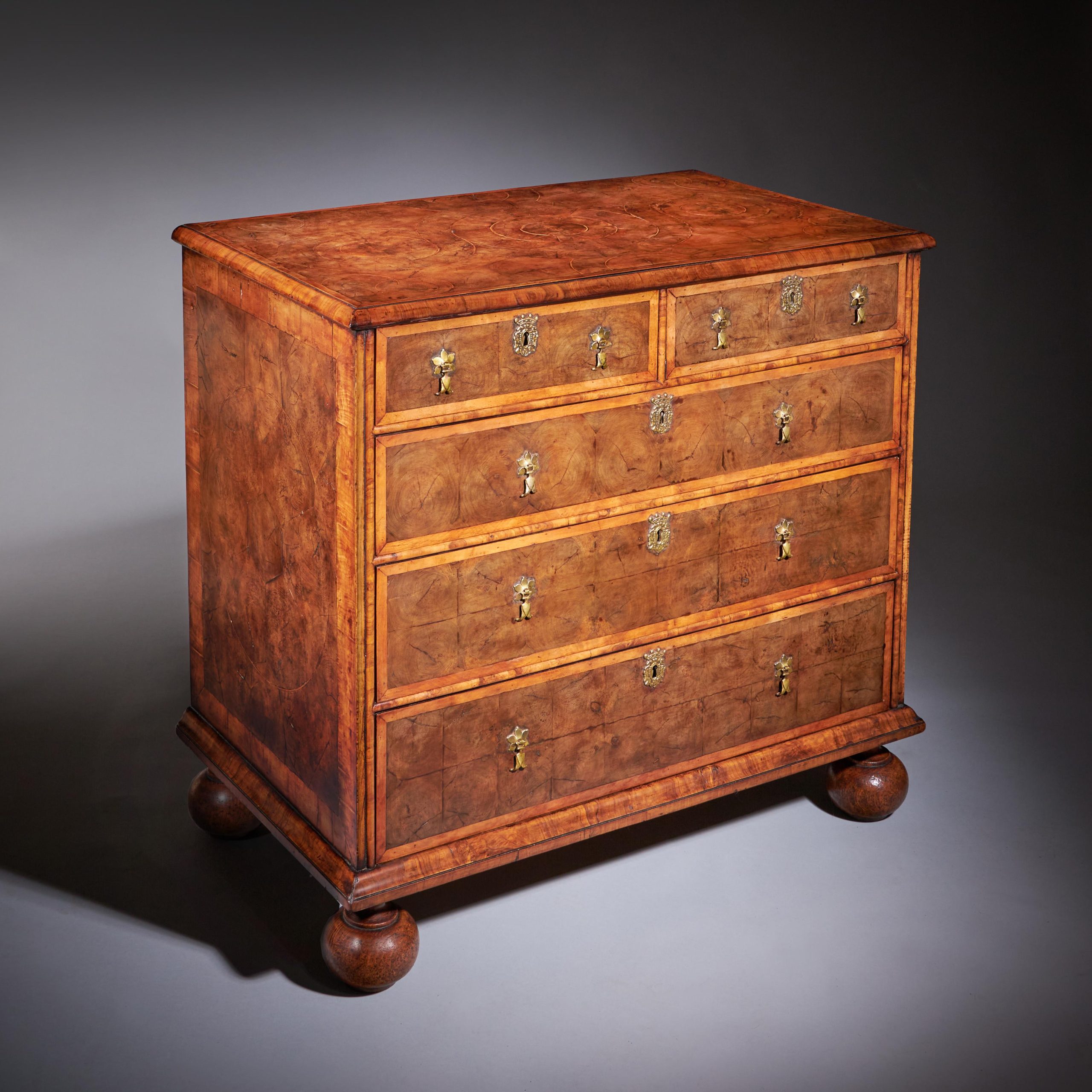 17th Century William and Mary Blond Olive Oyster Chest of drawers, Circa 1690 2