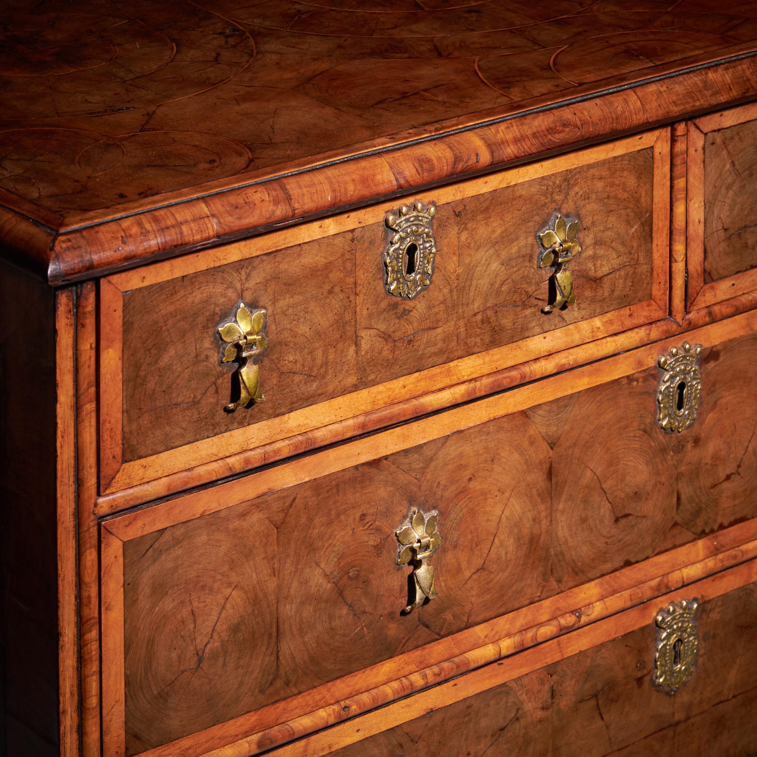 17th Century William and Mary Blond Olive Oyster Chest of drawers, Circa 1690 3