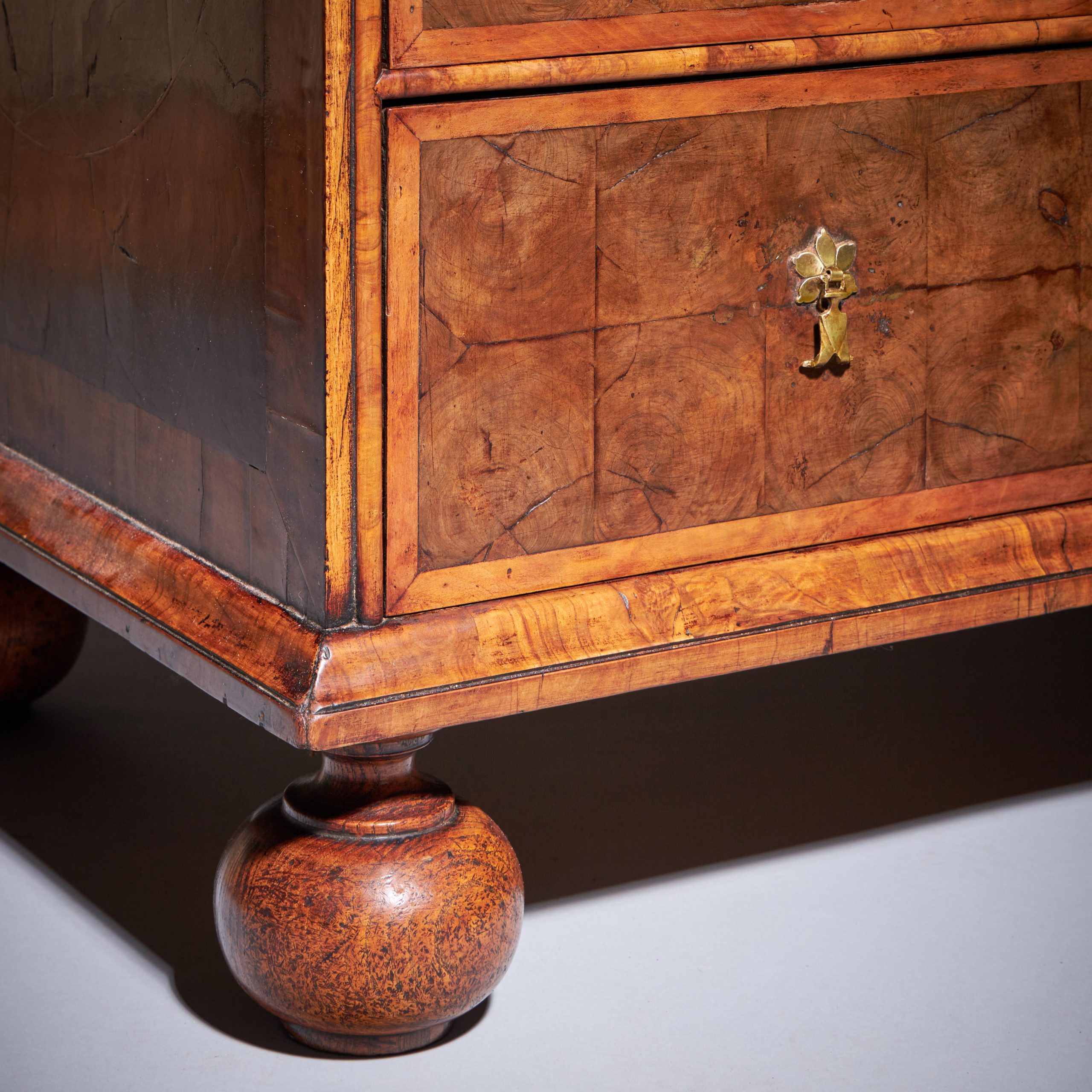 17th Century William and Mary Blond Olive Oyster Chest of drawers, Circa 1690 4