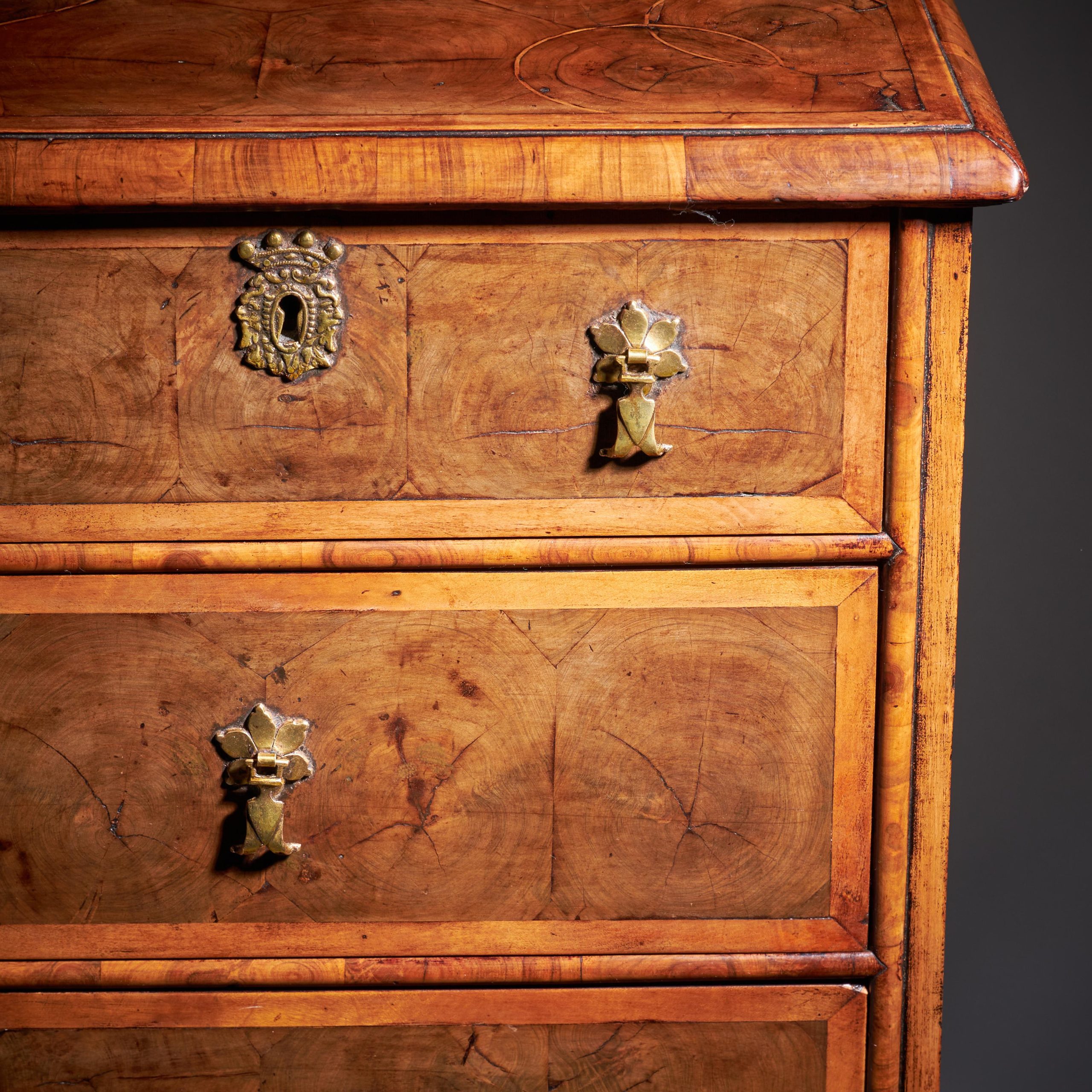 17th Century William and Mary Blond Olive Oyster Chest of drawers, Circa 1690 6