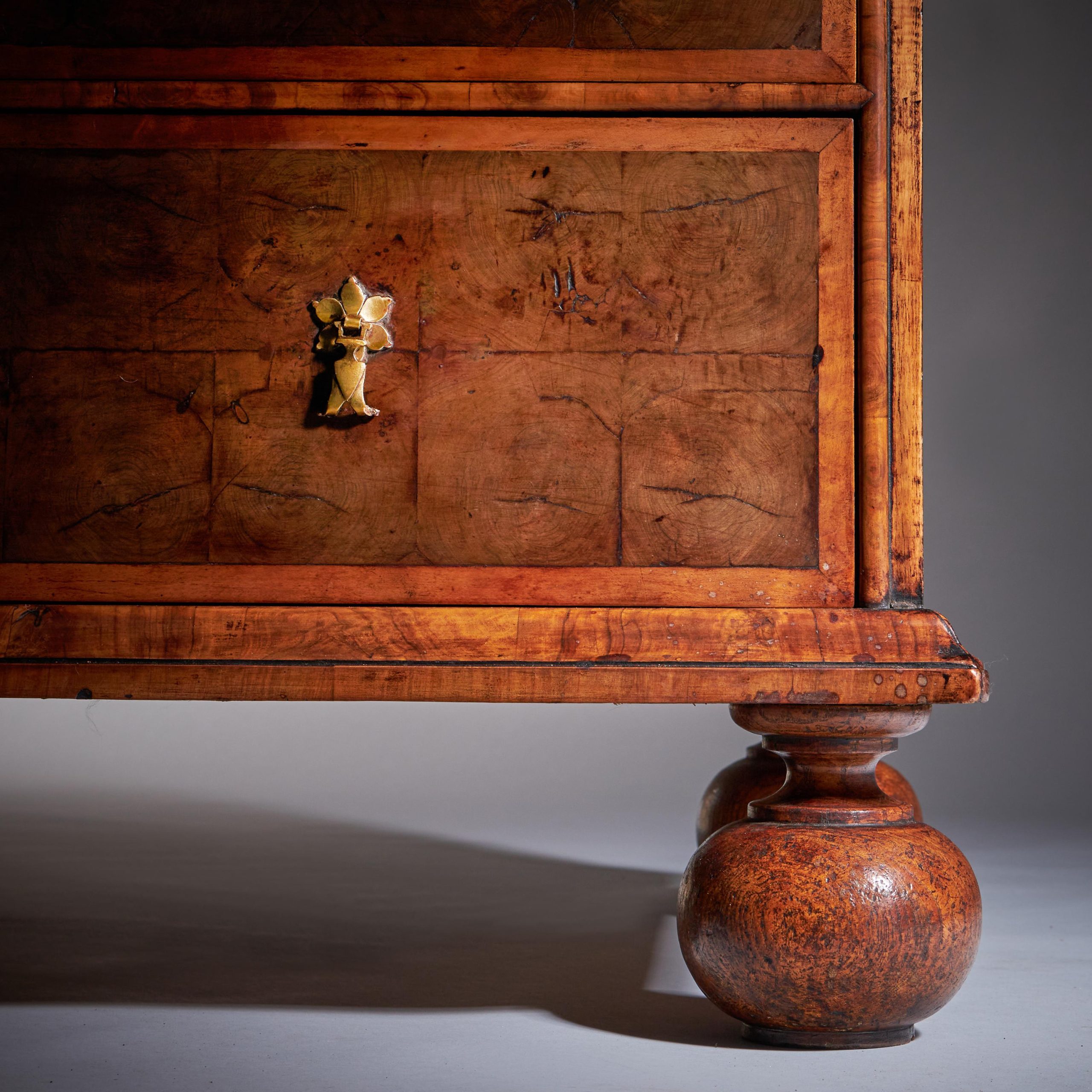 17th Century William and Mary Blond Olive Oyster Chest of drawers, Circa 1690 8