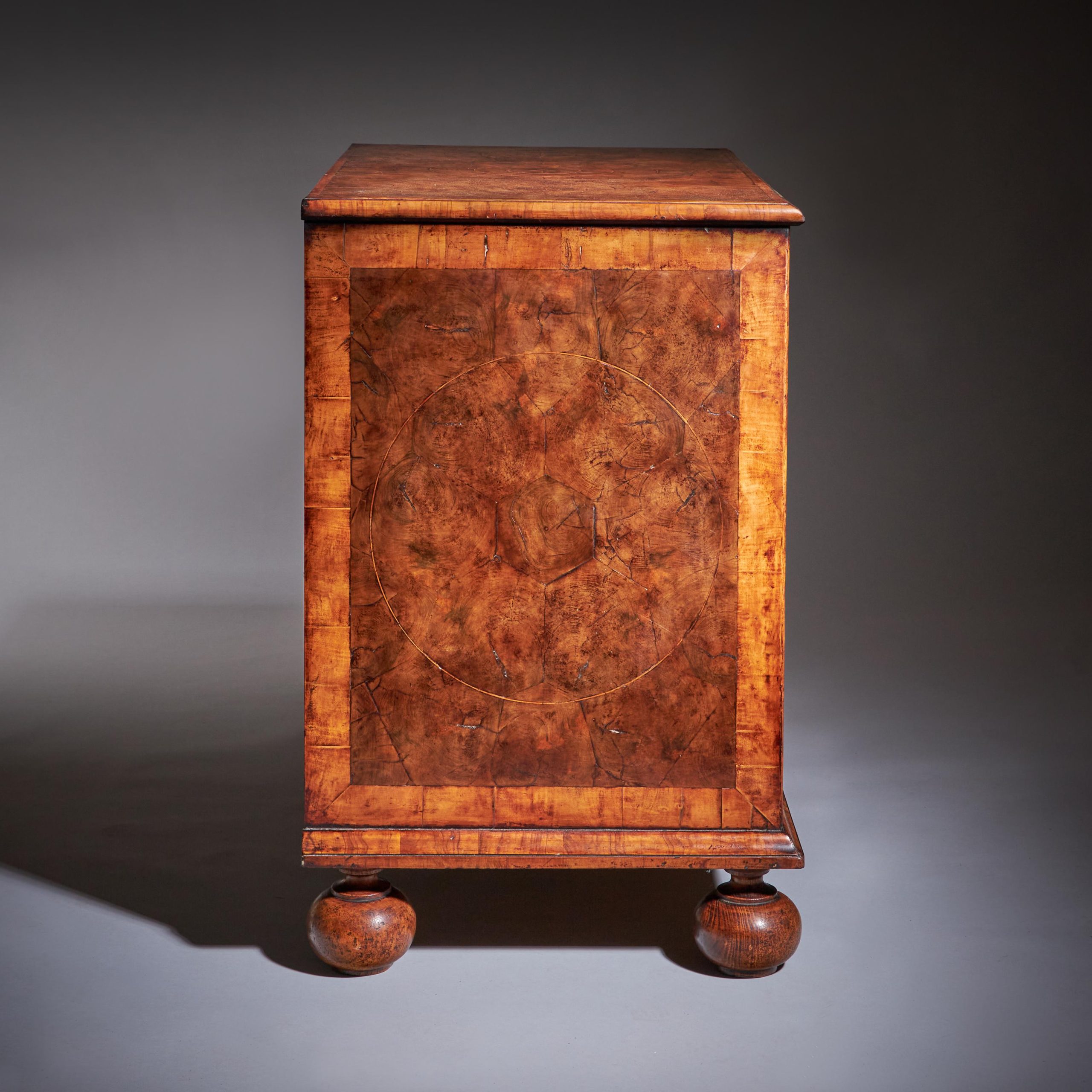 17th Century William and Mary Blond Olive Oyster Chest of drawers, Circa 1690 9